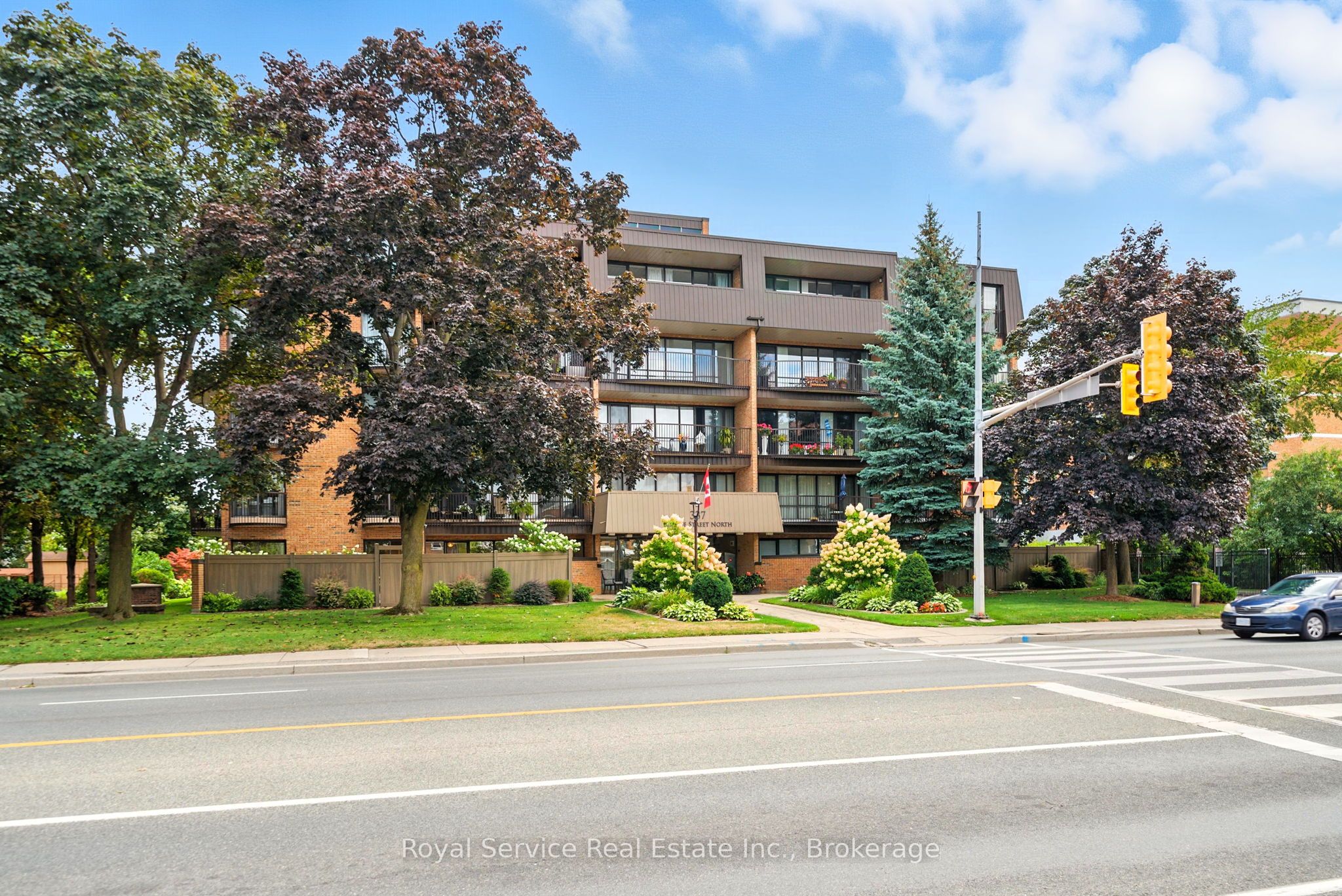 337 Simcoe Street N 101, Oshawa, ON L1G 4T2 photo 2