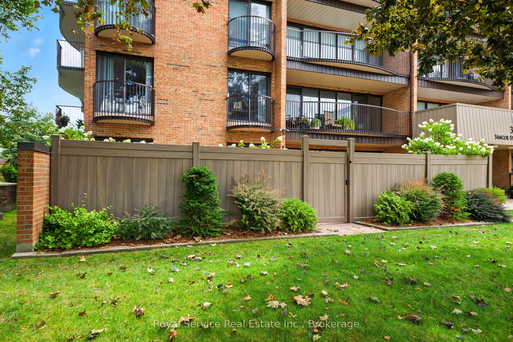 337 Simcoe Street N 101, Oshawa, ON L1G 4T2 photo 3