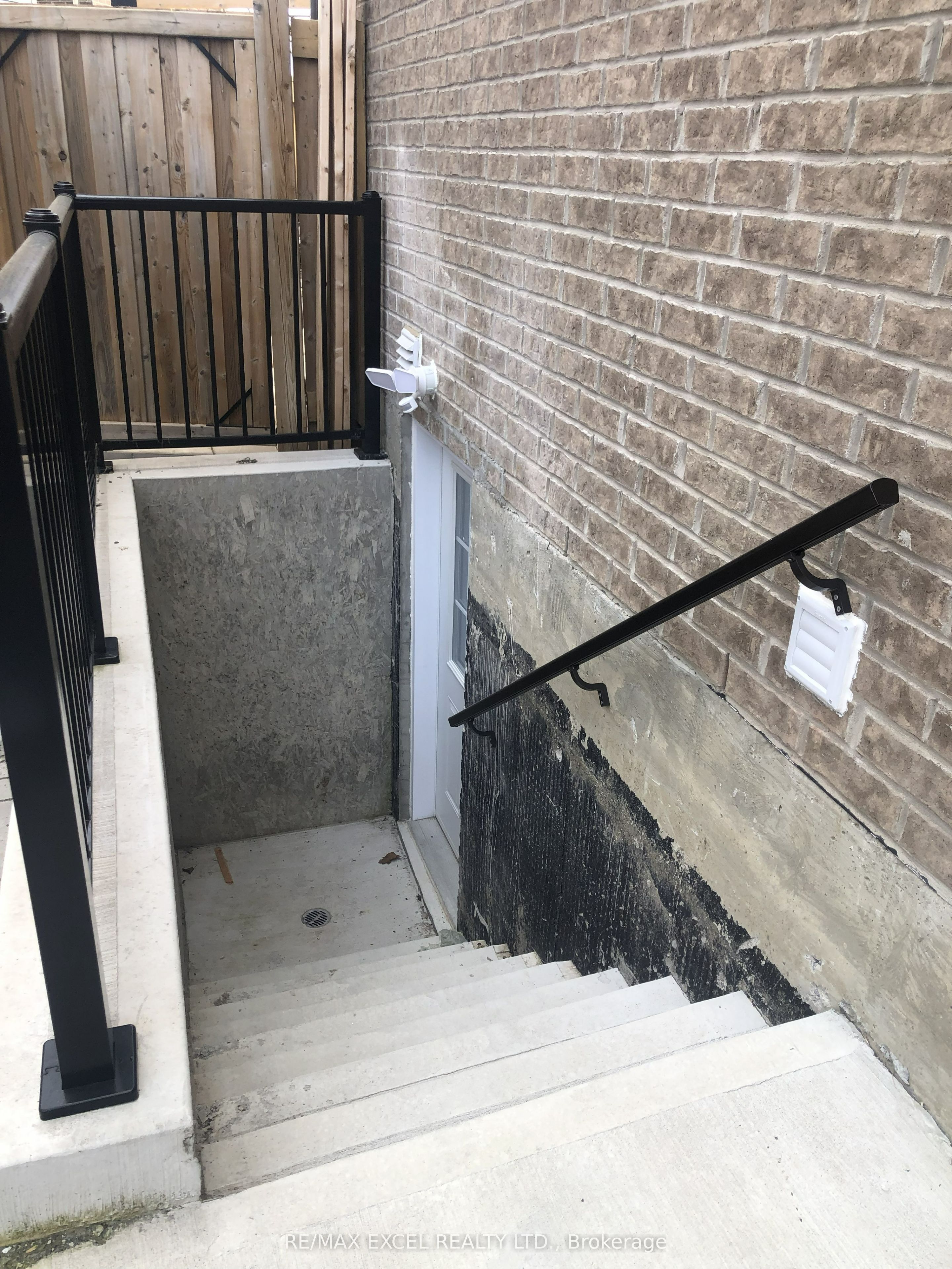 13 Kilmarnock Crescent Bsmt # 2, Whitby, ON L1P 0E8 photo 3