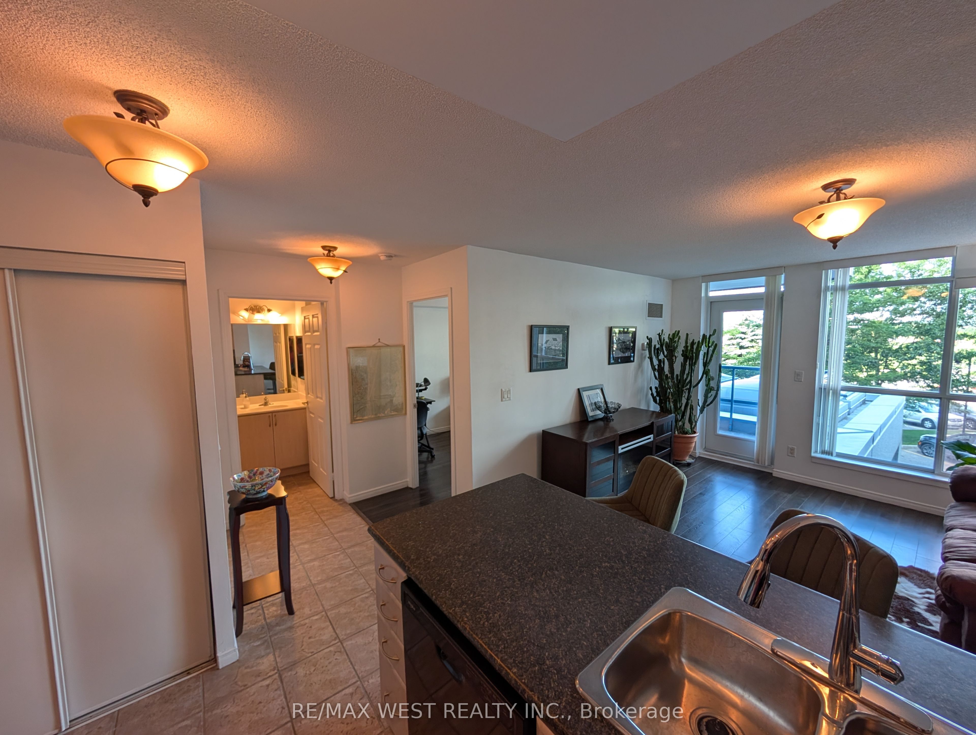 340 Watson Street W 216, Whitby, ON L1N 9G1 photo 3