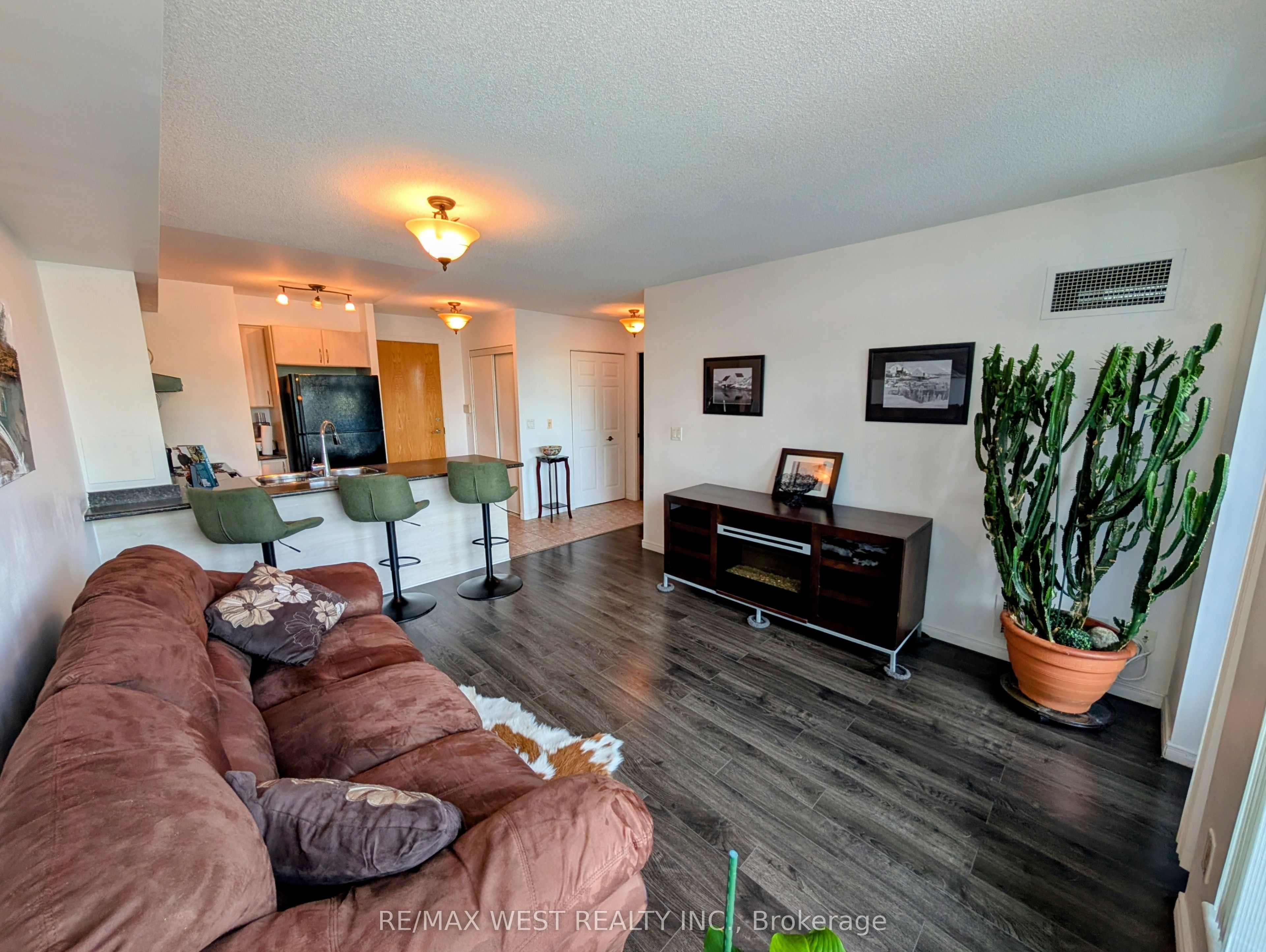 340 Watson Street W 216, Whitby, ON L1N 9G1 photo 4
