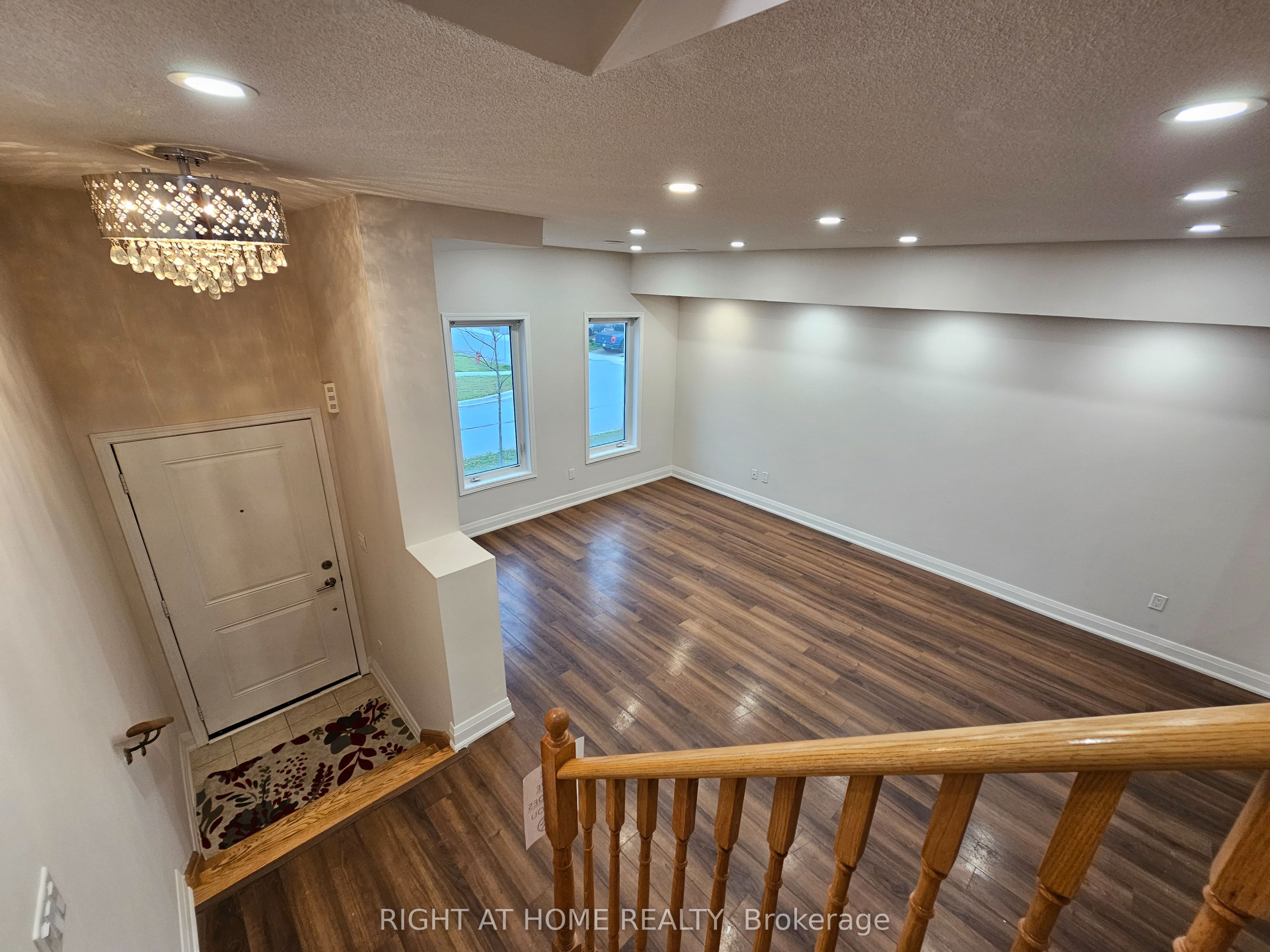 1040 Elton Way E 4, Whitby, ON L1N 0L3 photo 4