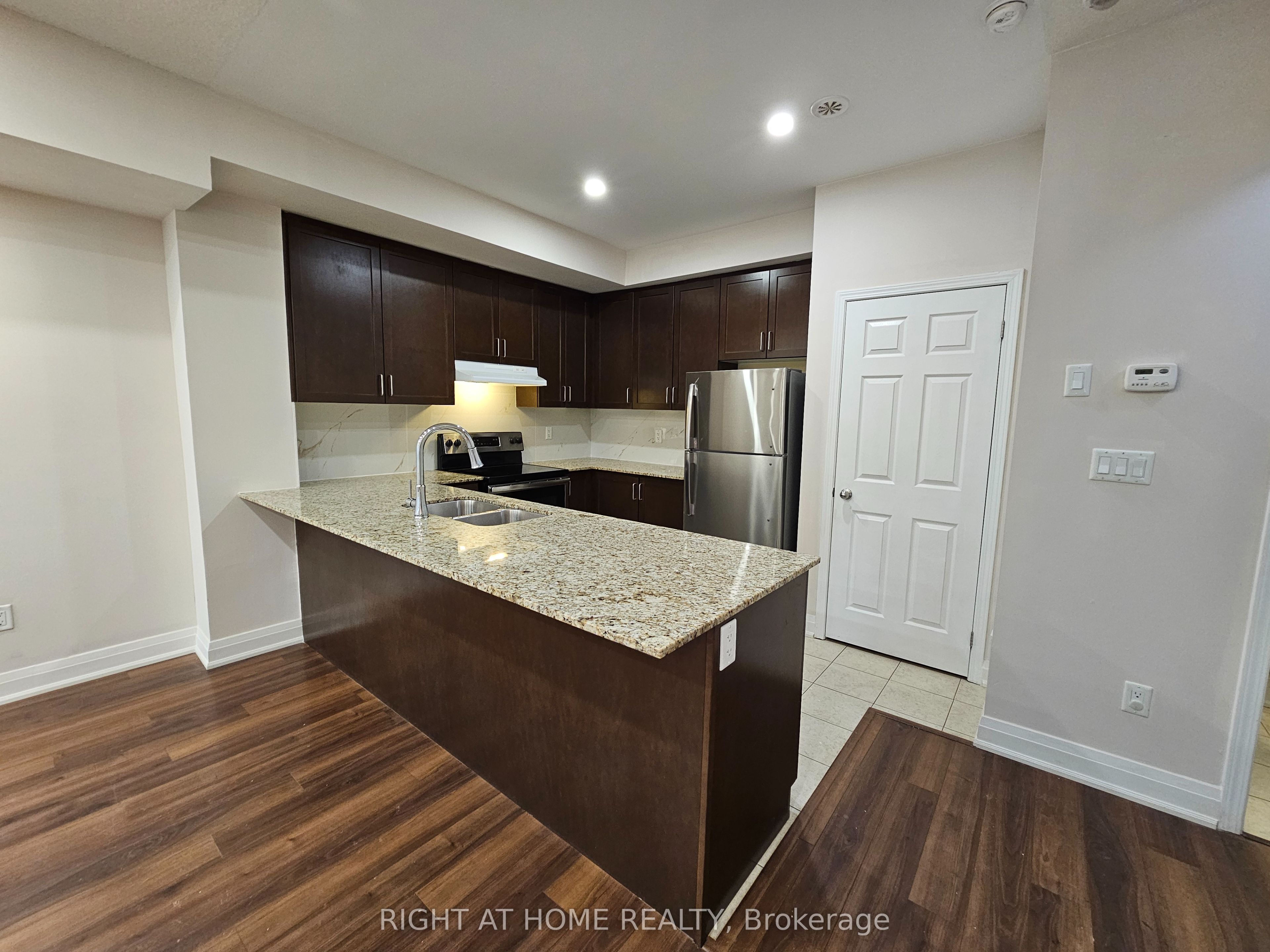 1040 Elton Way E 4, Whitby, ON L1N 0L3 photo 5