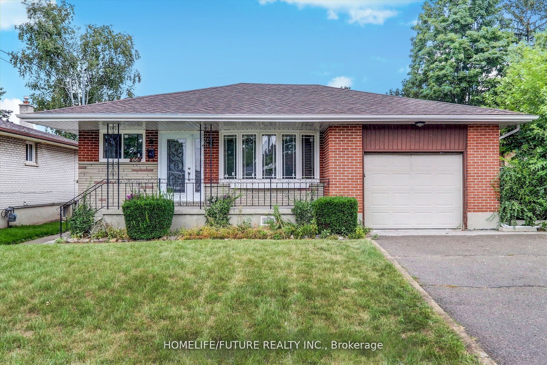 66 Valdez Court Main, Oshawa, ON L1J 5W9