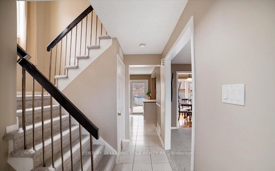 618 Beckworth Square Main and Second, Pickering, ON L1V 3K4 photo 2