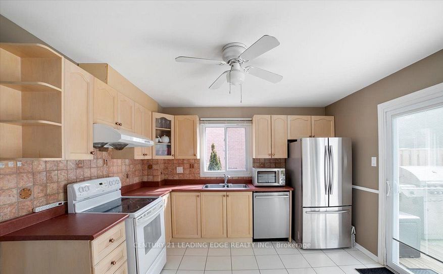 618 Beckworth Square Main and Second, Pickering, ON L1V 3K4 photo 4