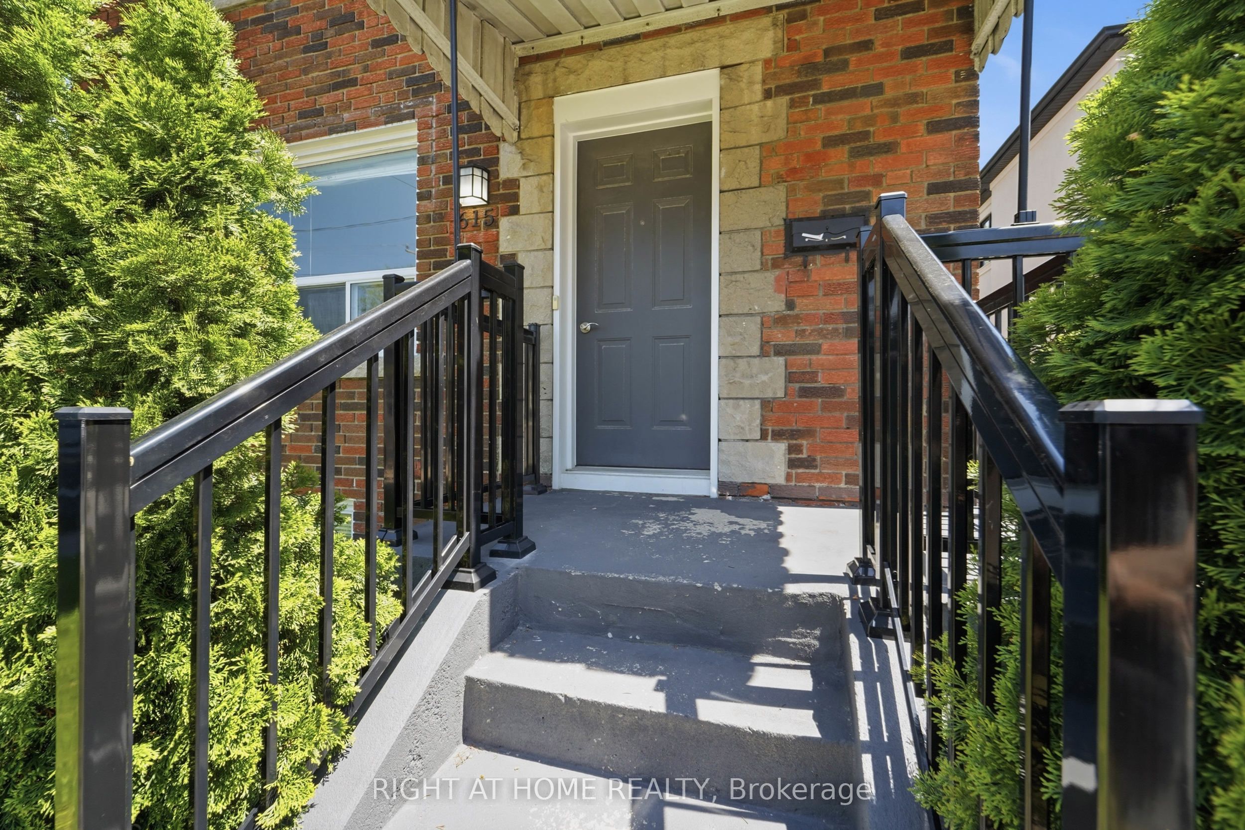 615 Pharmacy Avenue, Toronto, ON M1L 3H1 photo 3