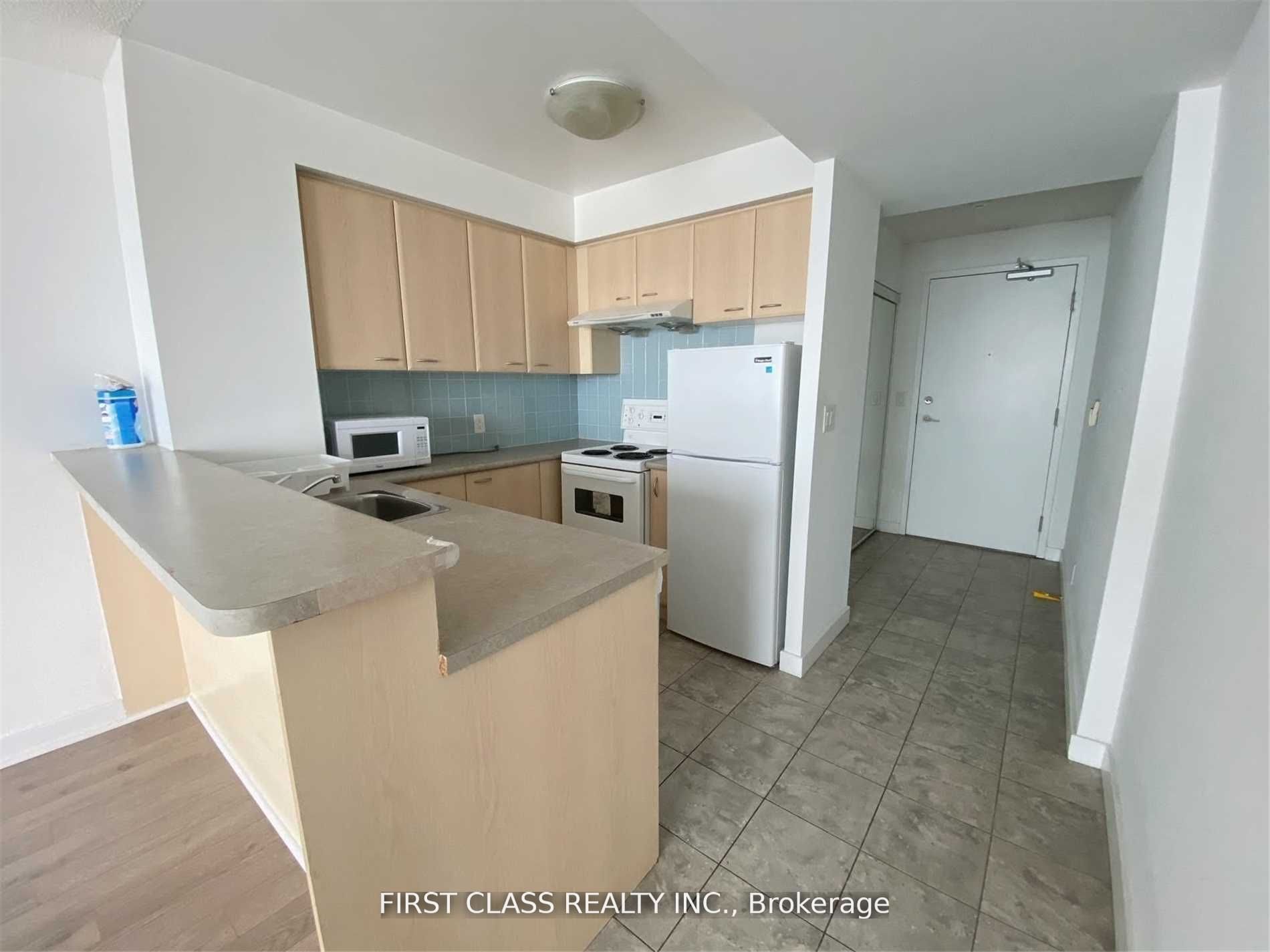 38 Lee Centre Drive 3312, Toronto, ON M1H 3J7 photo 3