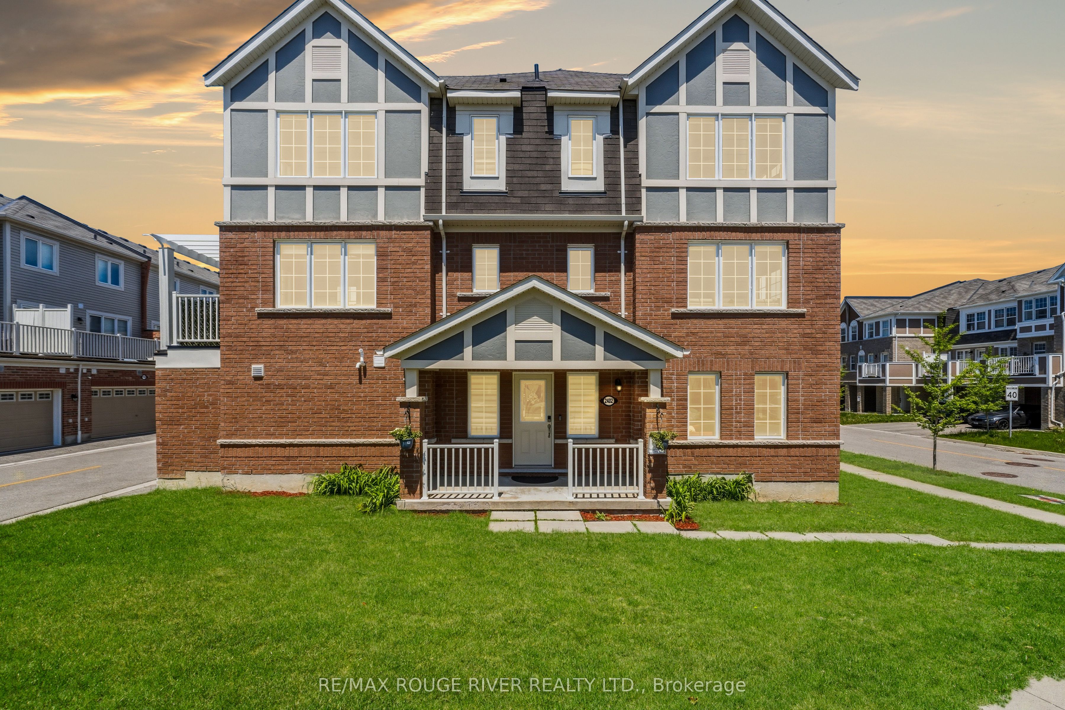 2402 Fall Harvest Crescent, Pickering, ON L1X 0G2 photo 2