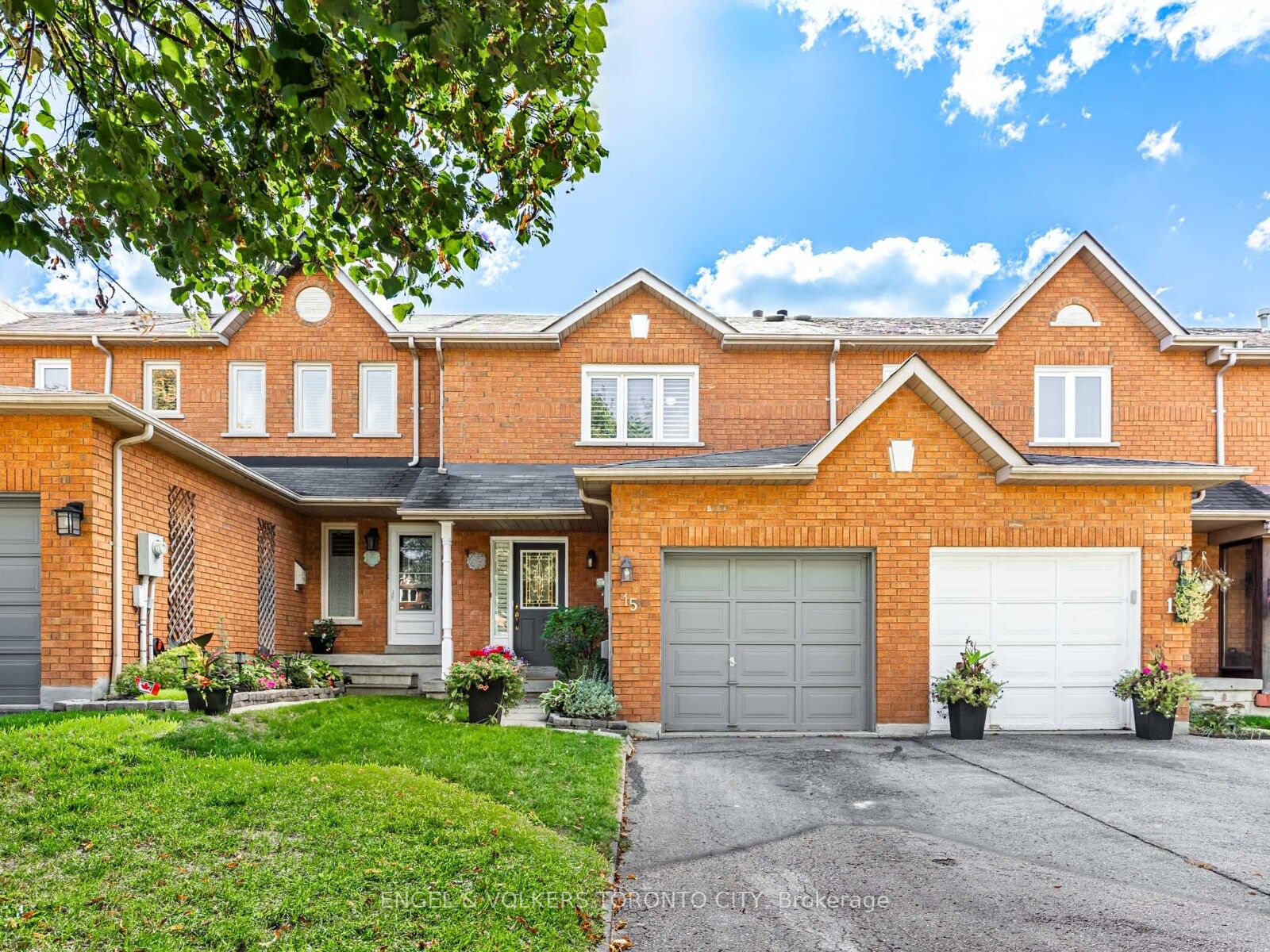 15 Fulton Crescent, Whitby, ON L1R 2C8