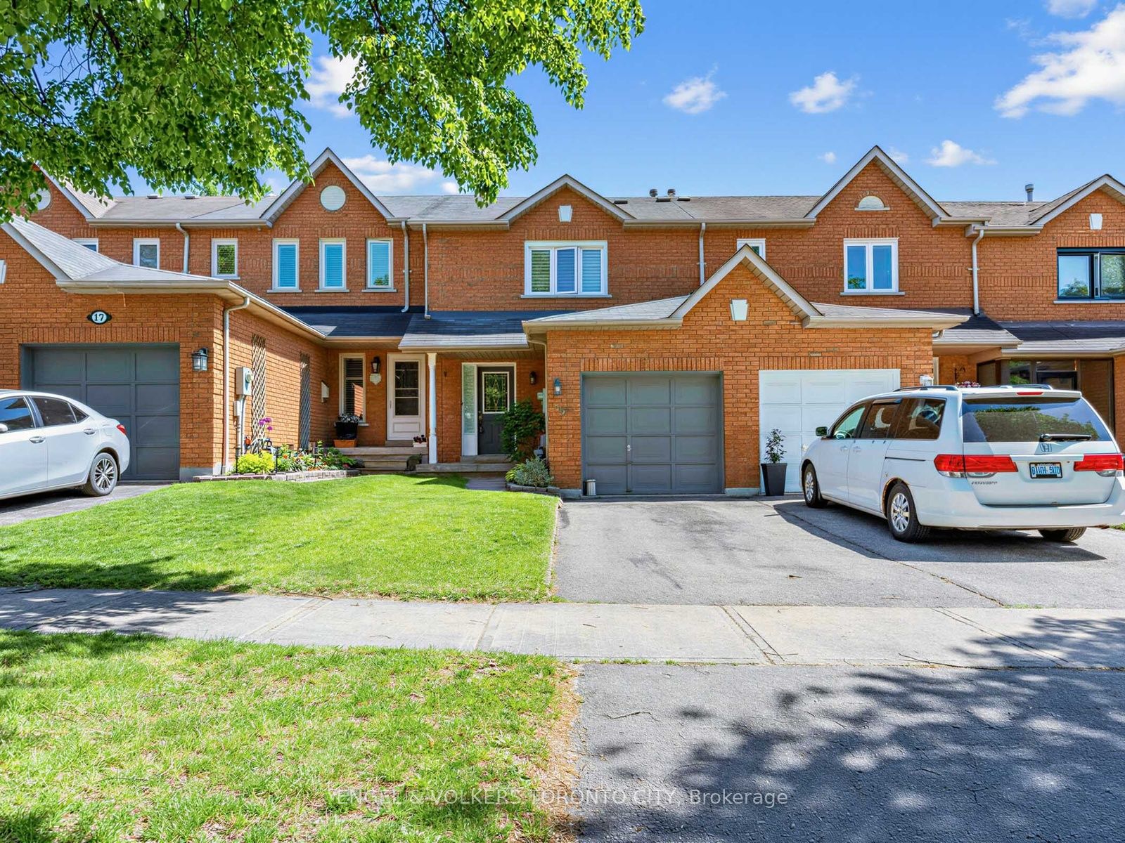 15 Fulton Crescent, Whitby, ON L1R 2C8 photo 2