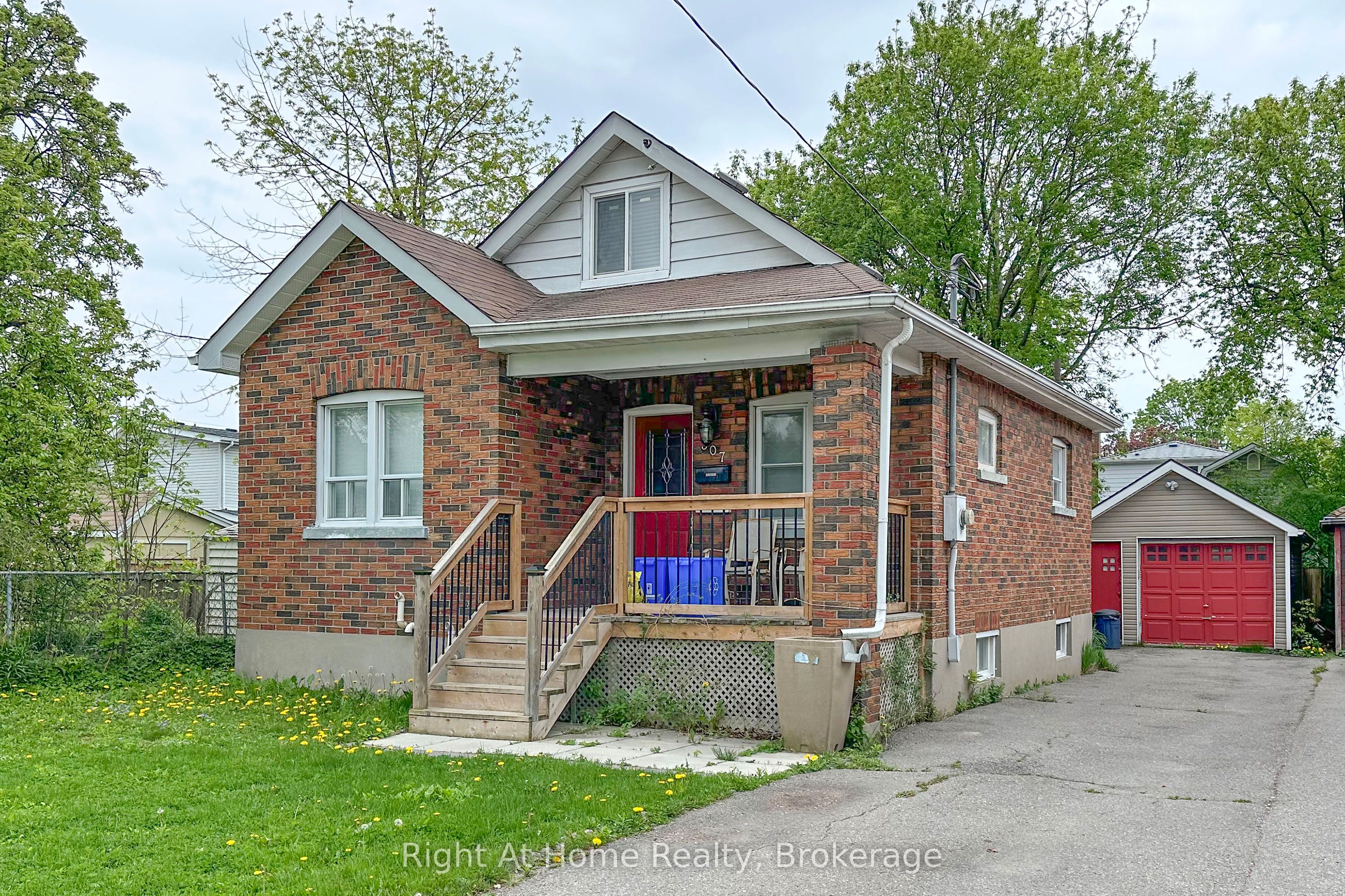 307 Vimy Avenue Main, Oshawa, ON L1H 2M9 photo 2