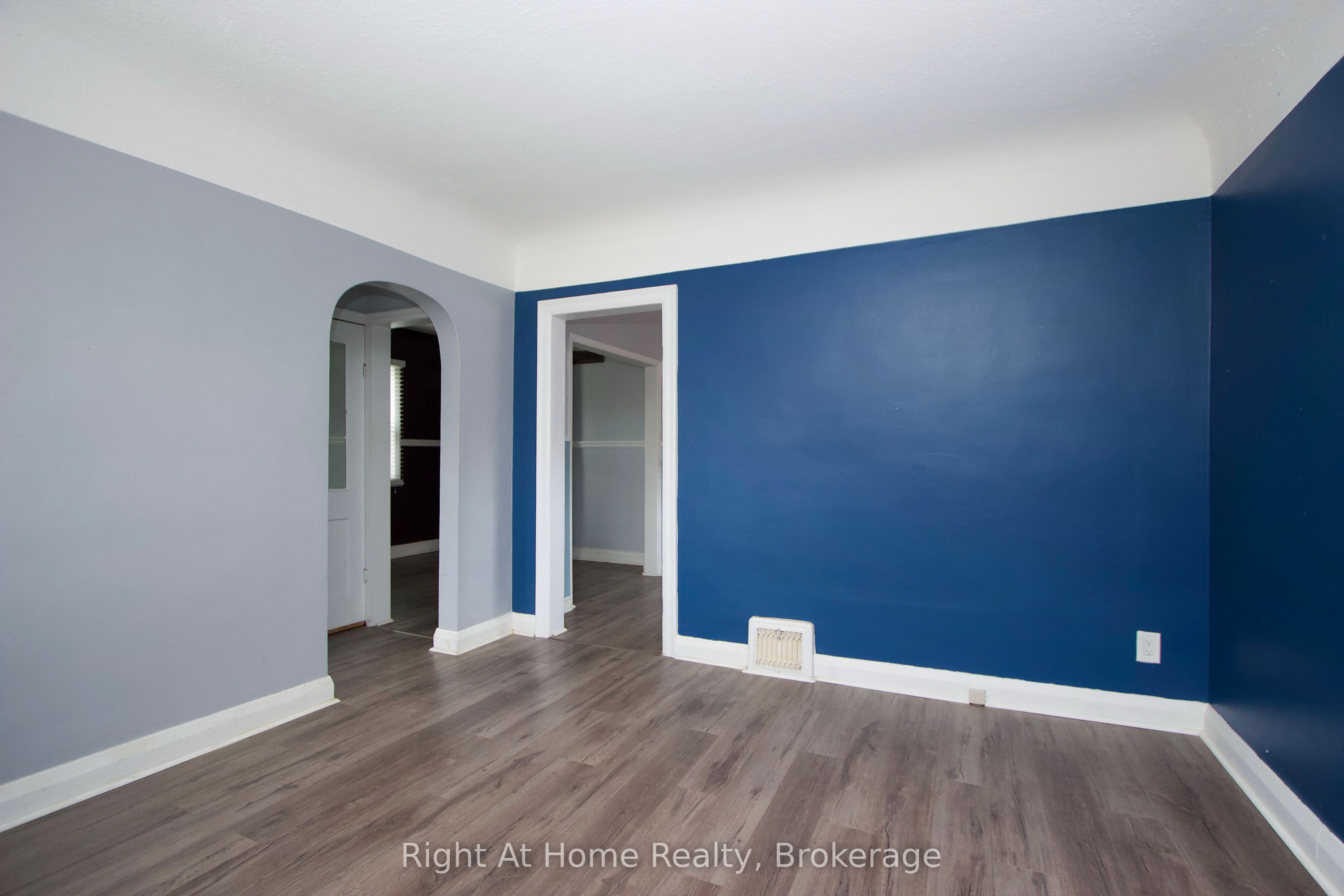 307 Vimy Avenue Main, Oshawa, ON L1H 2M9 photo 4