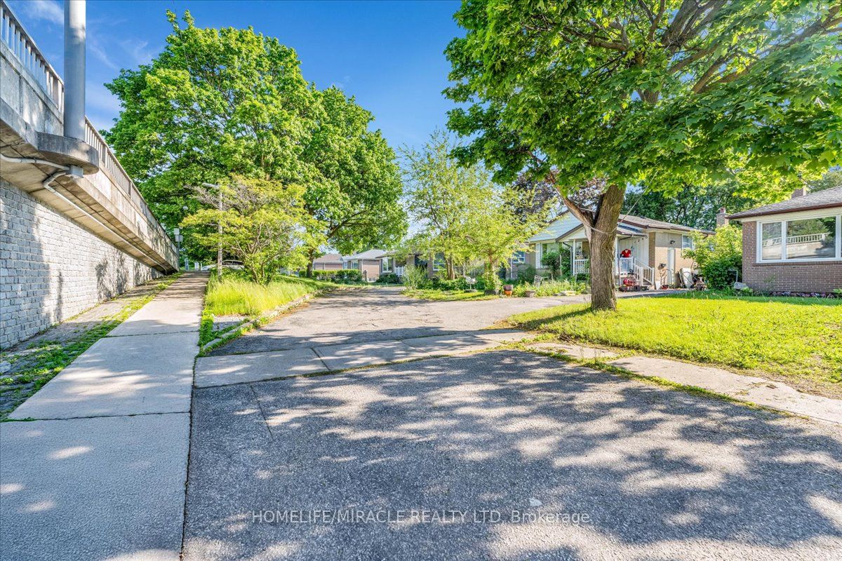 1238 Pharmacy Avenue, Toronto, ON M1R 2H9 photo 2