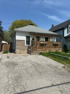 182 Bloor Street W, Oshawa, ON L1J 1P7