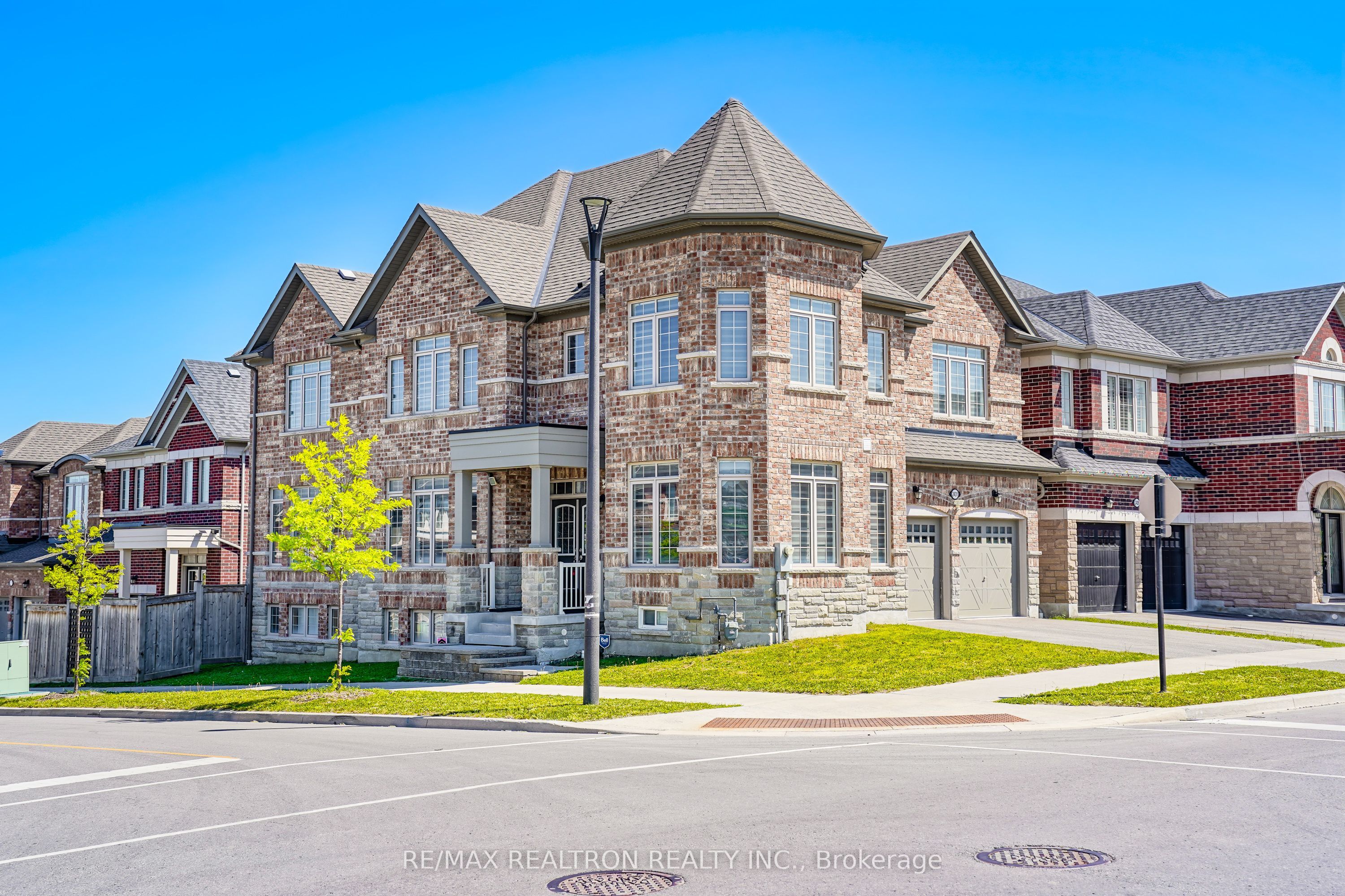 2431 Hibiscus Drive, Pickering, ON L1X 0H1