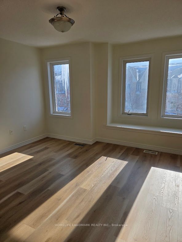 12 kawneer Terrace, Toronto, ON M1P 0C3 photo 3