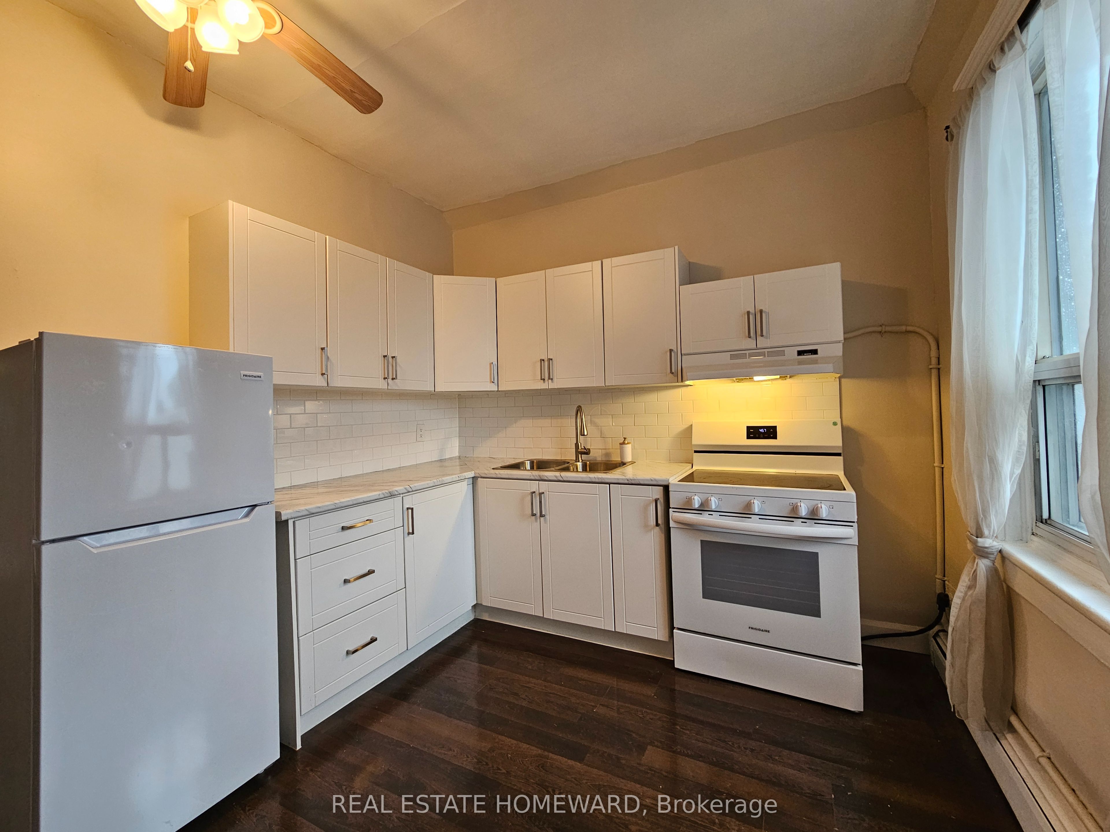 733 Pape Avenue A, Toronto, ON M4K 3S8 photo 2