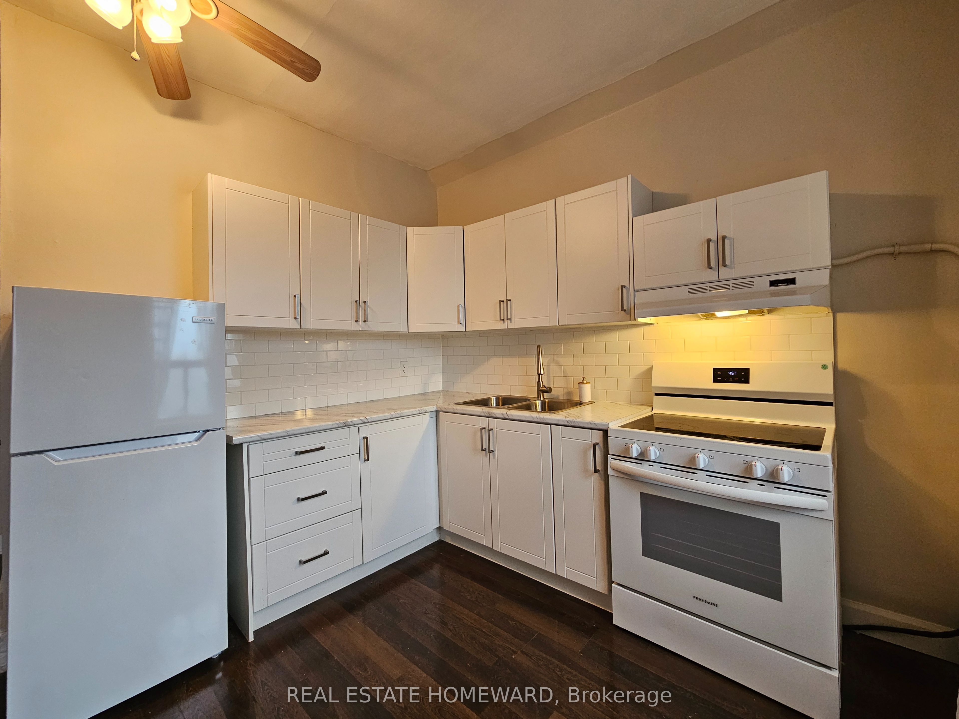 733 Pape Avenue A, Toronto, ON M4K 3S8 photo 3
