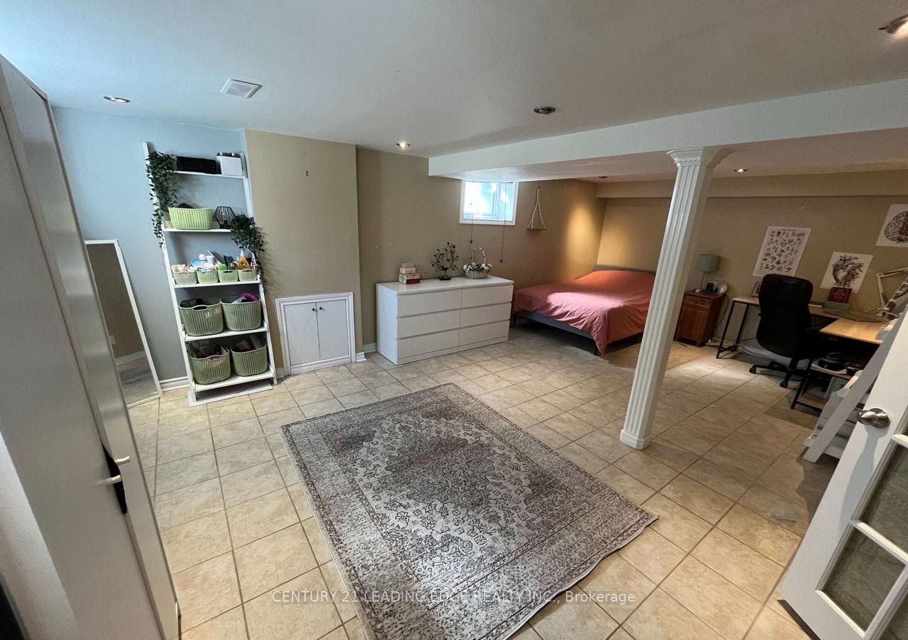 98 Flora Drive W, Toronto, ON M1P 1A6 photo 2