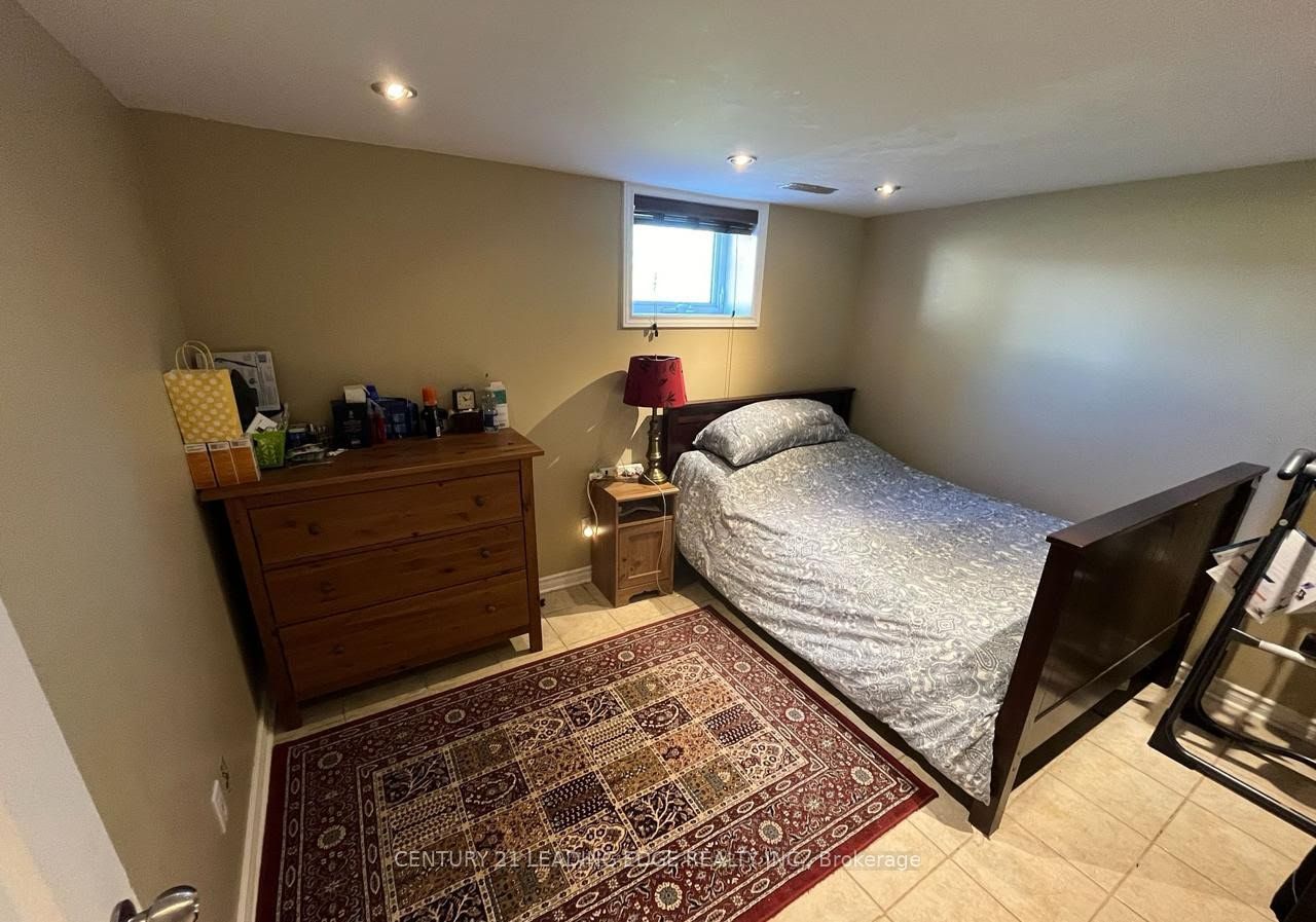 98 Flora Drive W, Toronto, ON M1P 1A6 photo 3