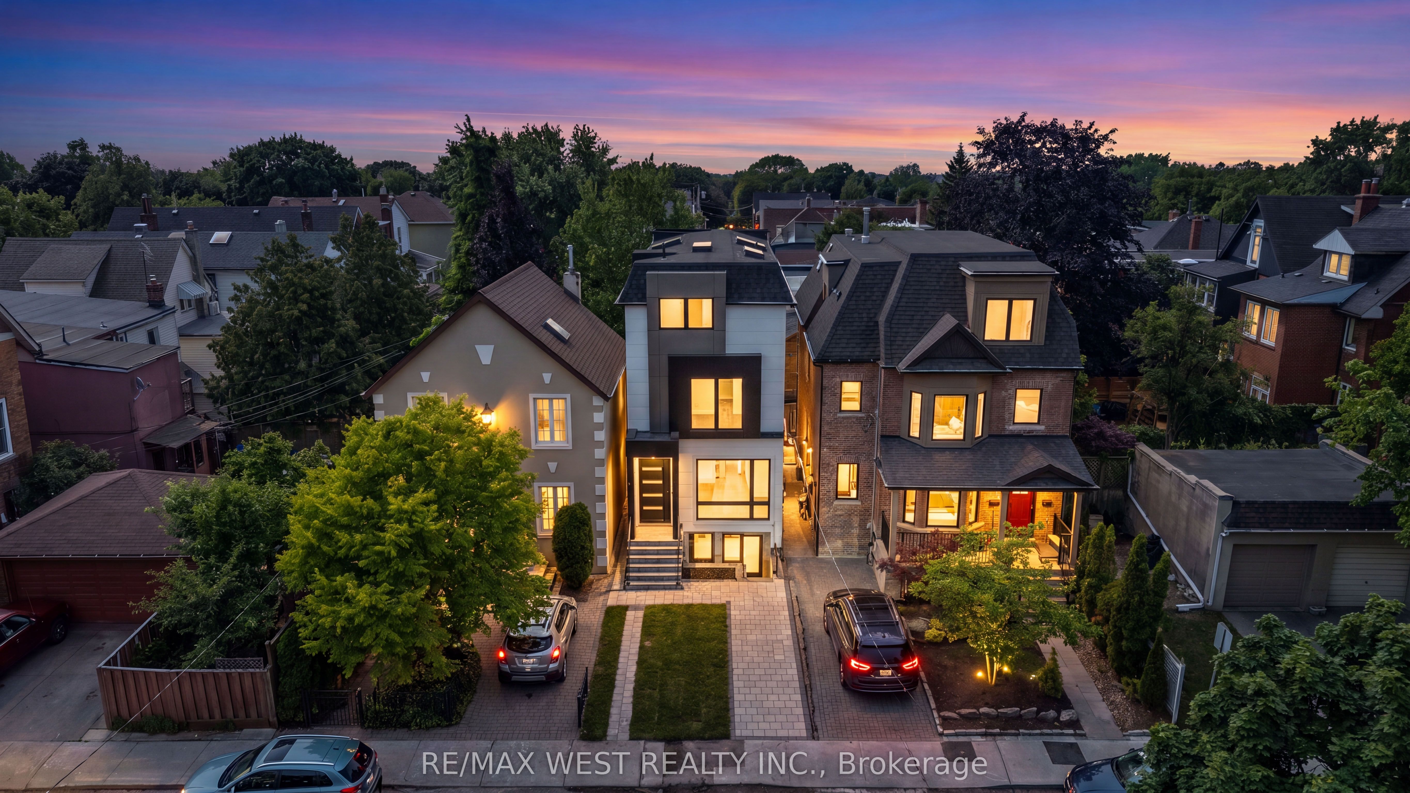 15 Cruikshank Avenue, Toronto, ON M4K 1S6 photo 2