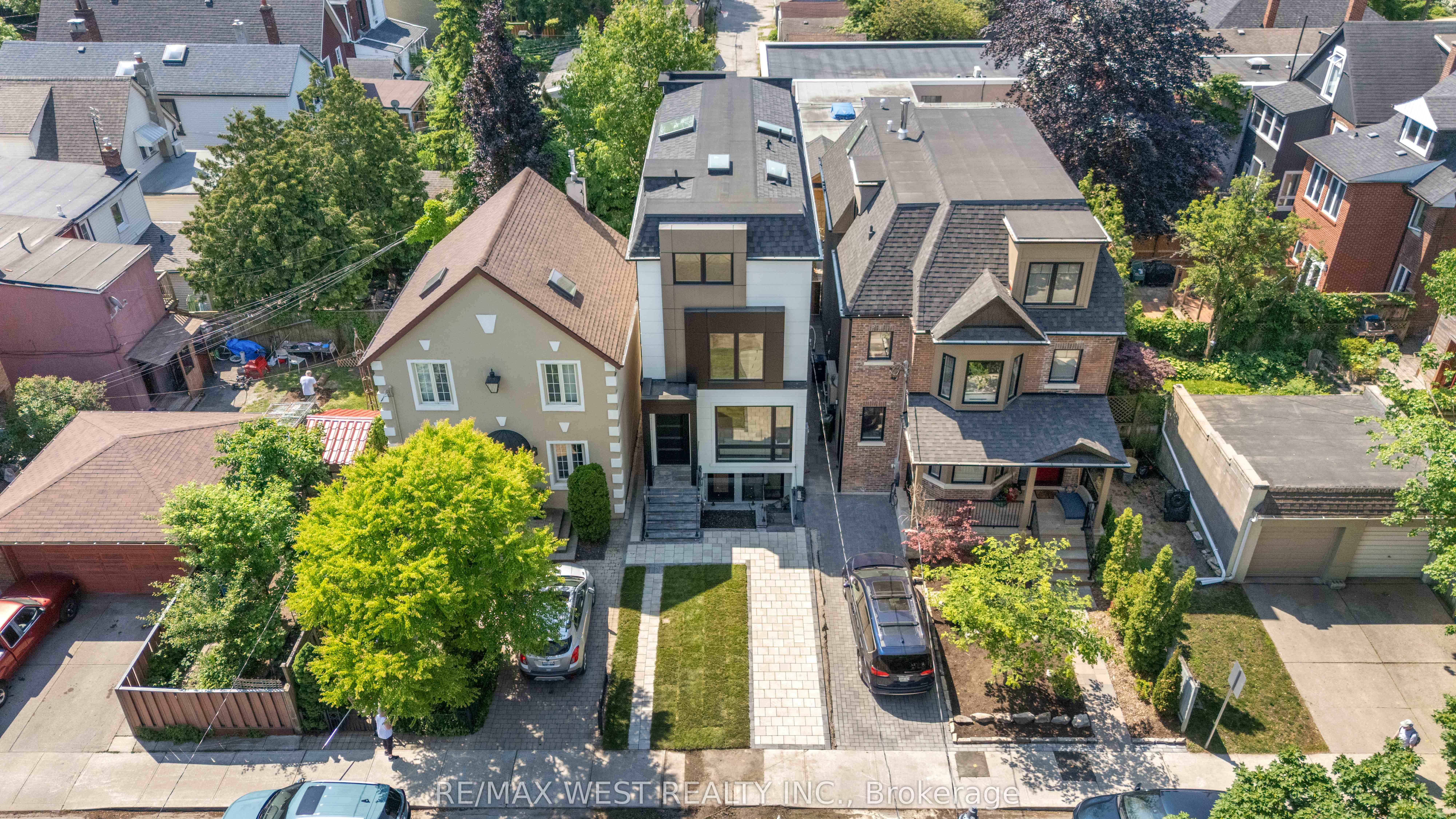 15 Cruikshank Avenue, Toronto, ON M4K 1S6 photo 3