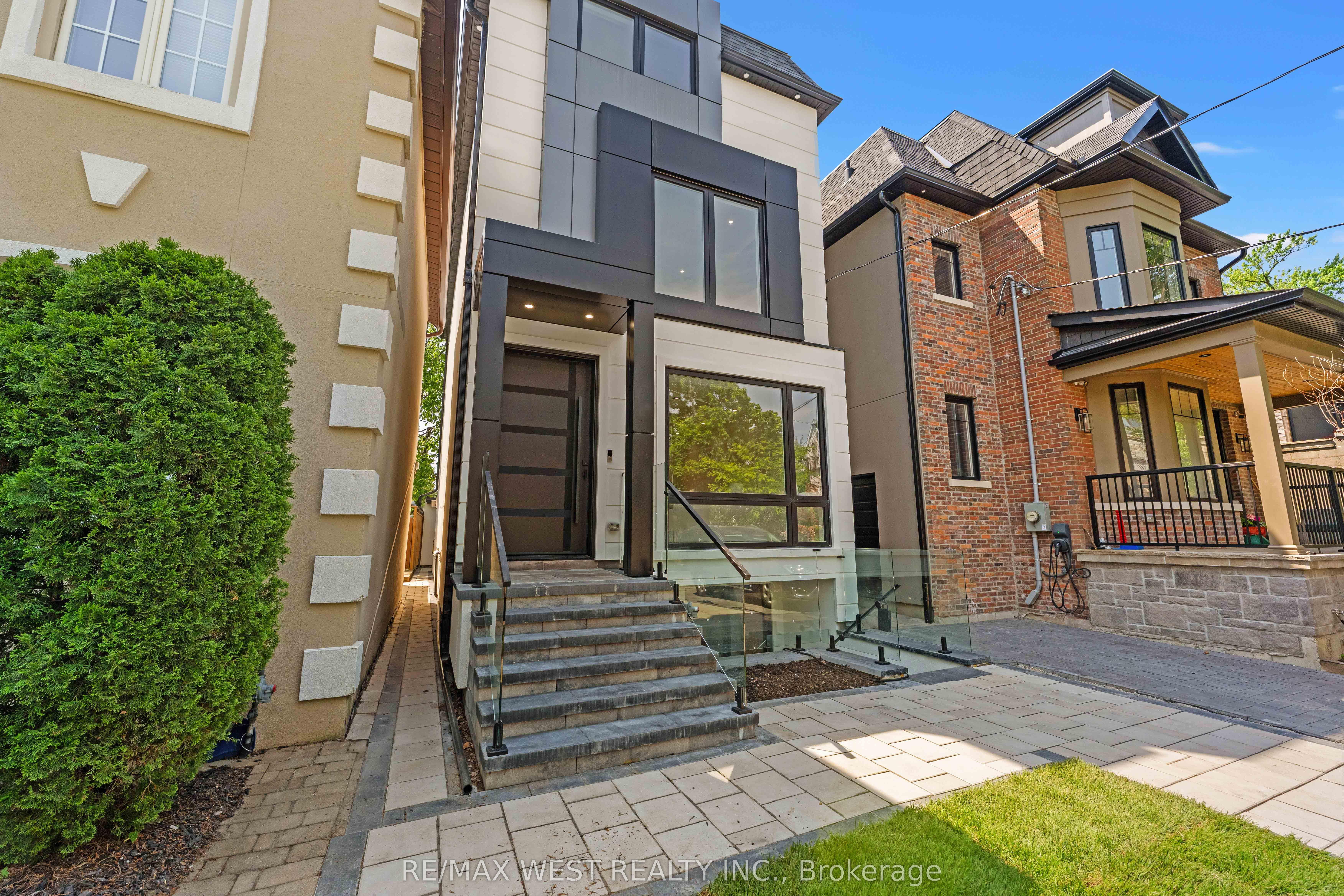 15 Cruikshank Avenue, Toronto, ON M4K 1S6 photo 4