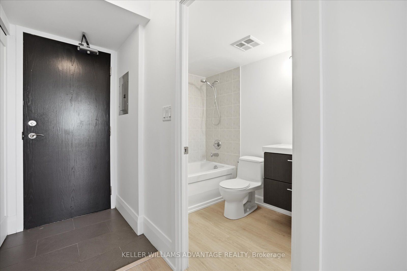 1733 Queen Street E 415, Toronto, ON M4L 6S9 photo 5