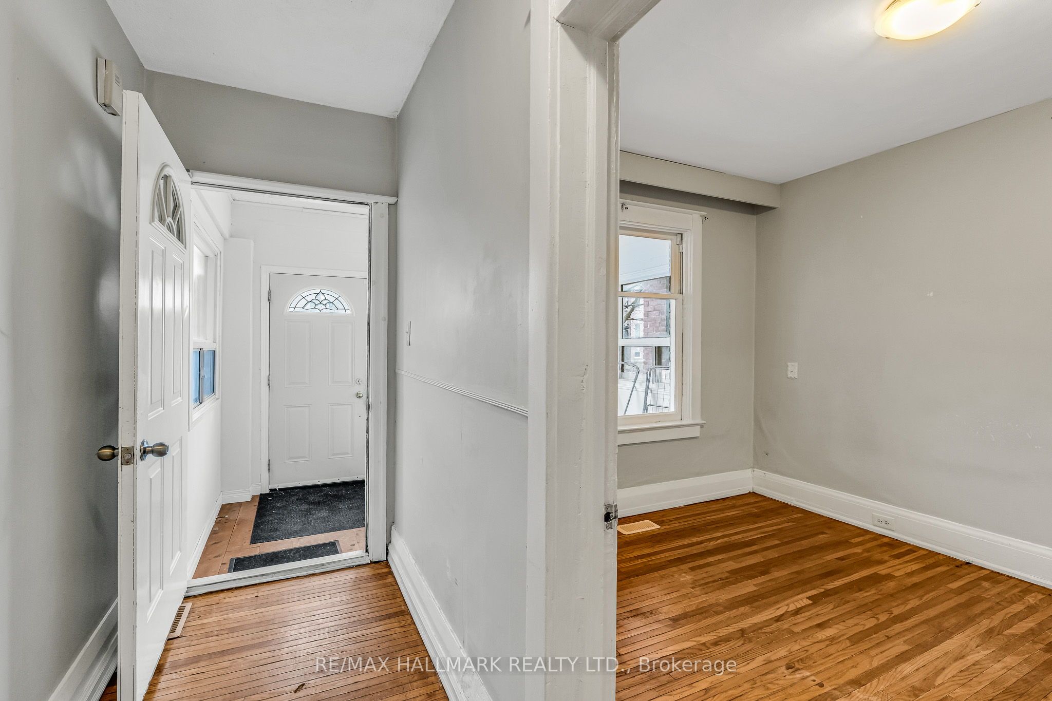 20 Kelvin Avenue, Toronto, ON M4C 5C8 photo 2