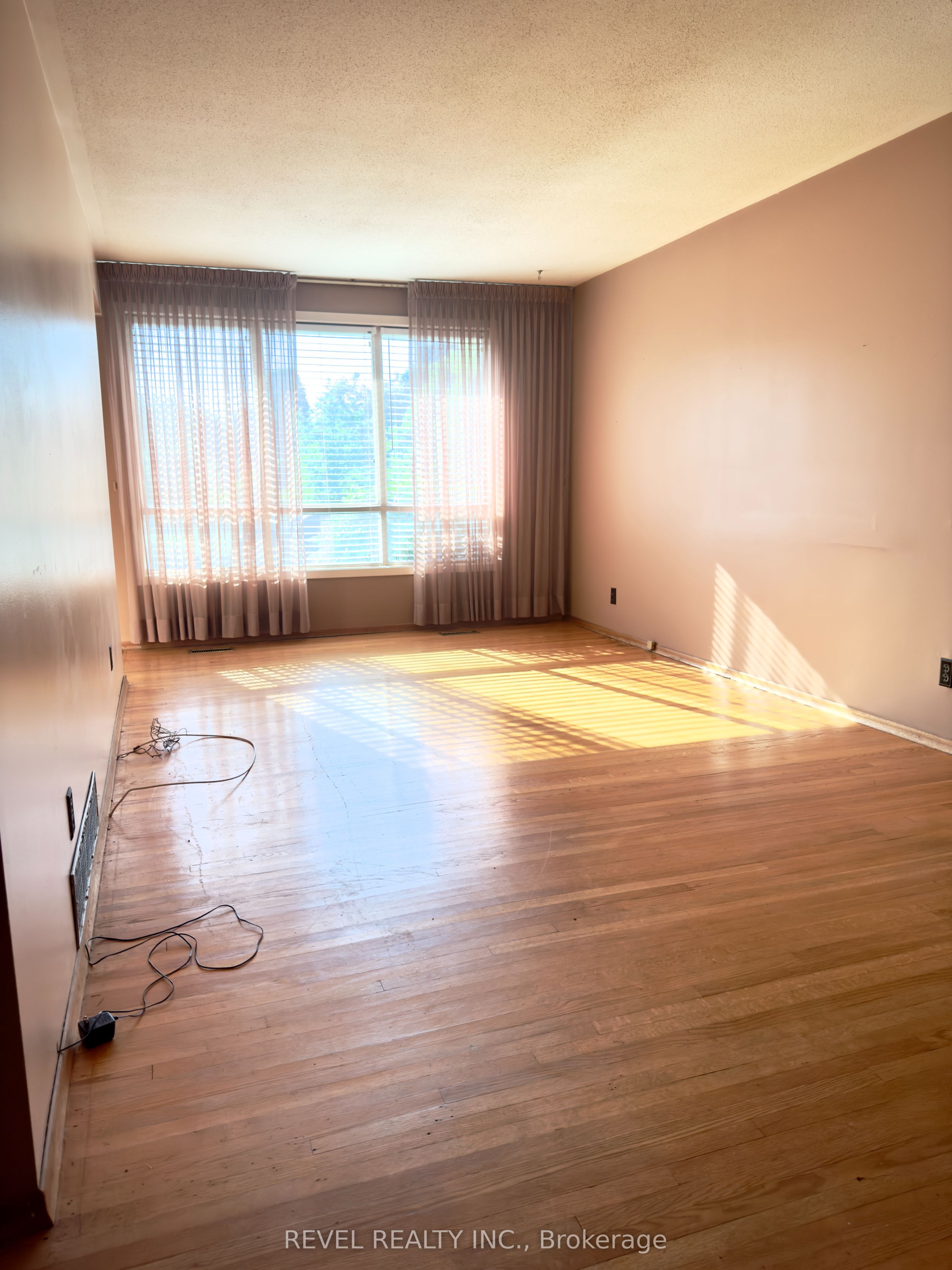 869 Douglas Avenue, Pickering, ON L1W 1N5