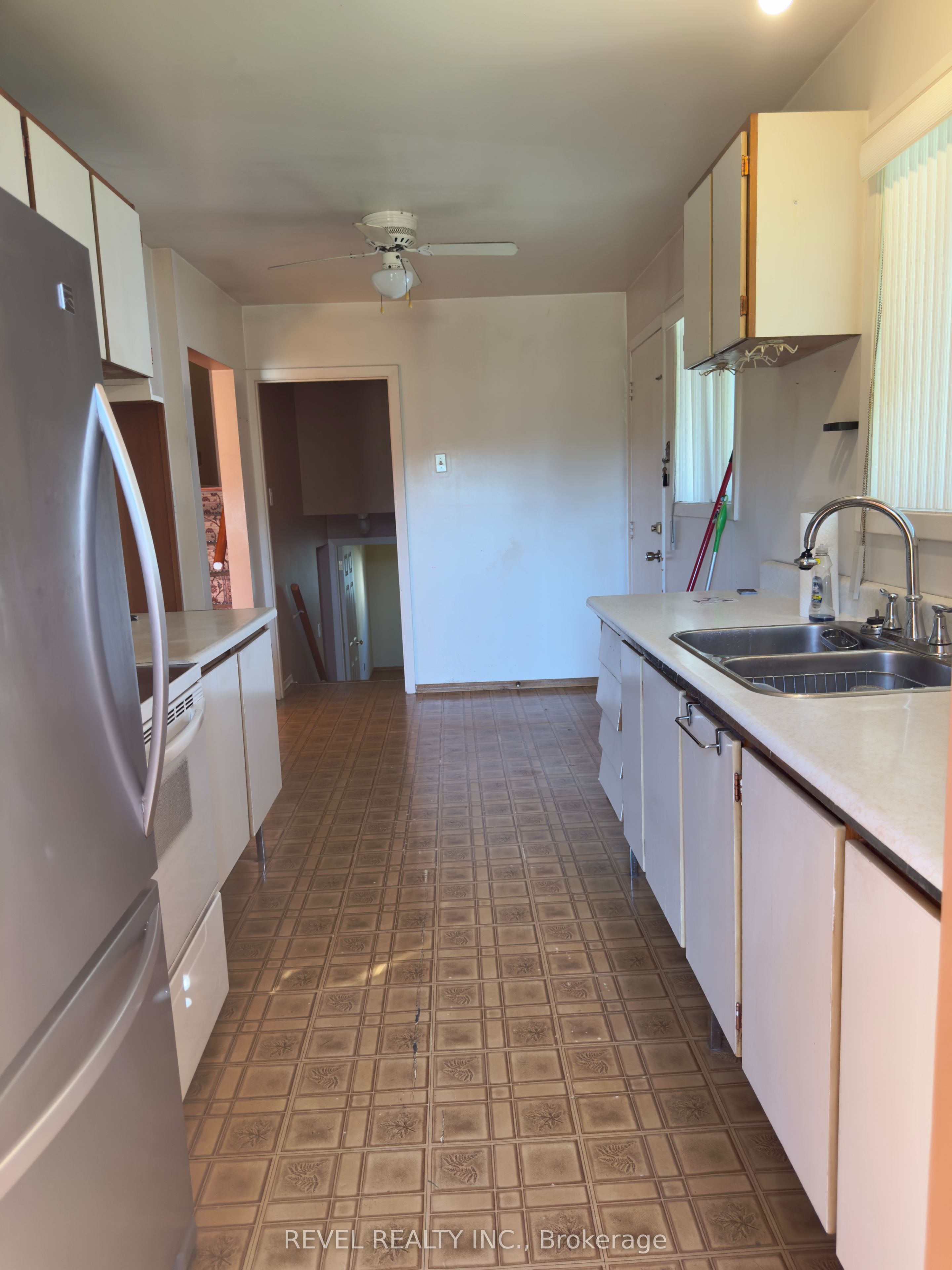 869 Douglas Avenue, Pickering, ON L1W 1N5 photo 3