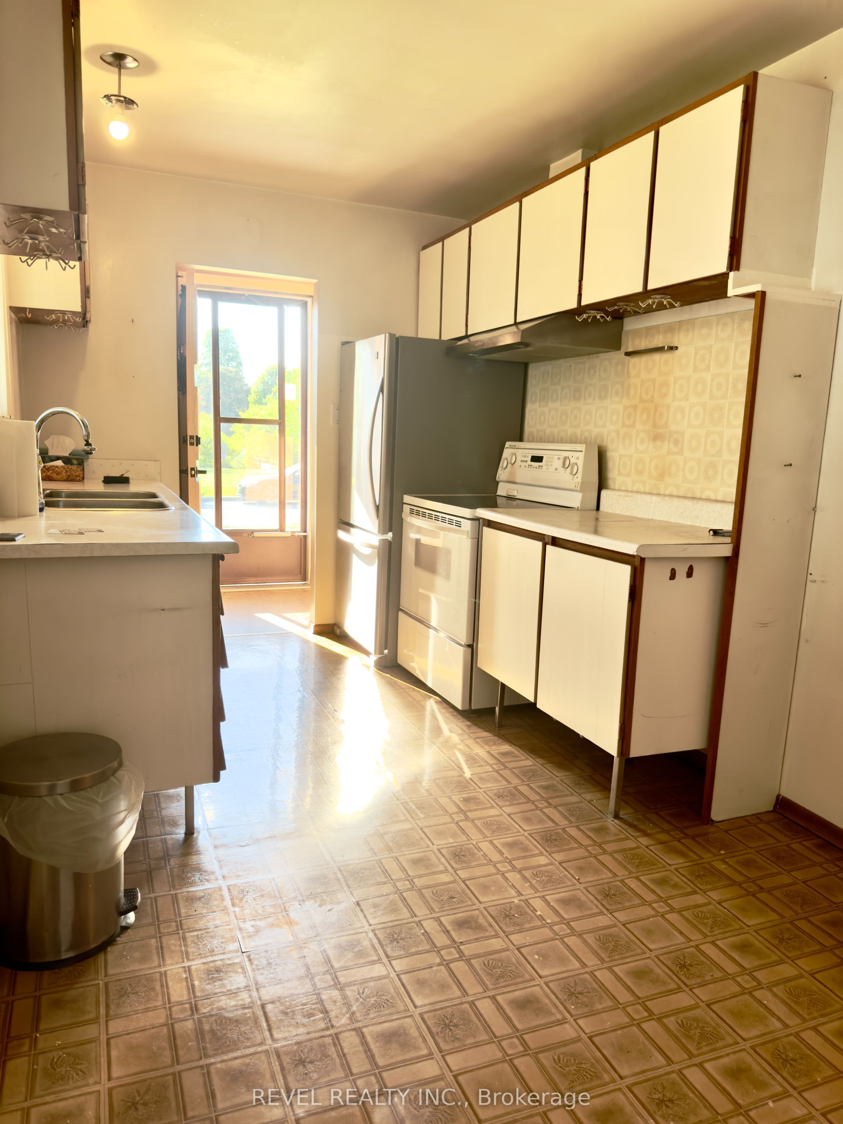 869 Douglas Avenue, Pickering, ON L1W 1N5 photo 4