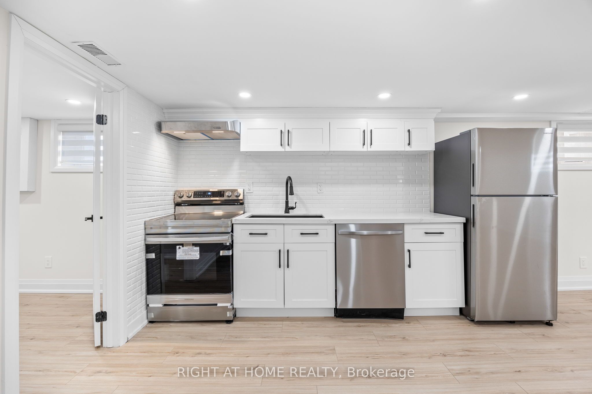 961 Victoria Park Avenue Basemen, Toronto, ON M4B 2J4 photo 3