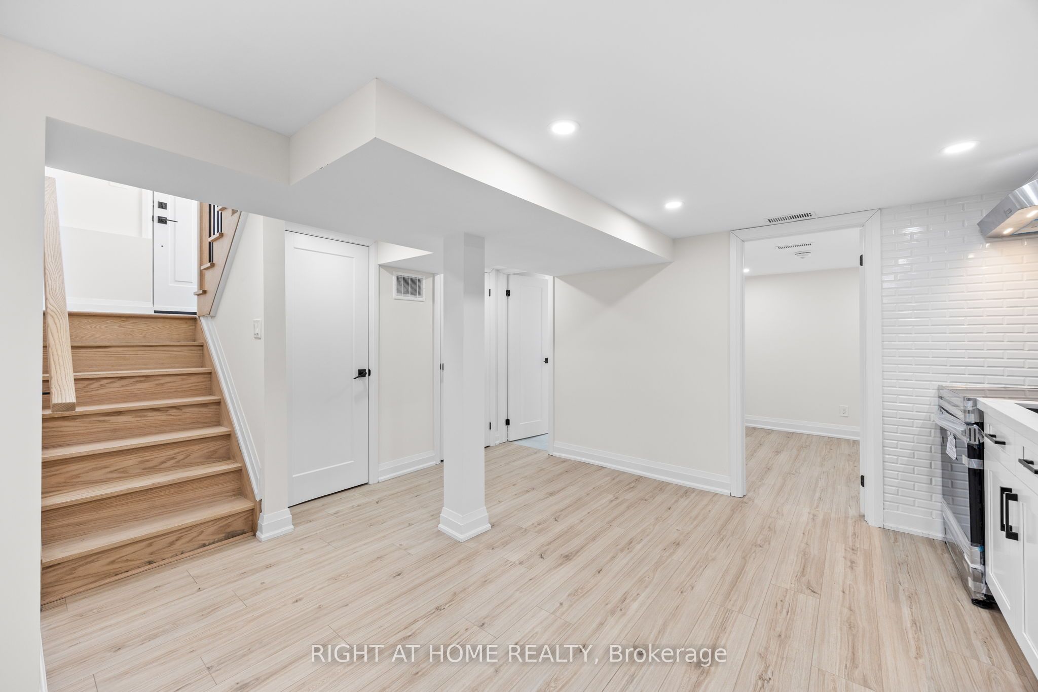 961 Victoria Park Avenue Basemen, Toronto, ON M4B 2J4 photo 5