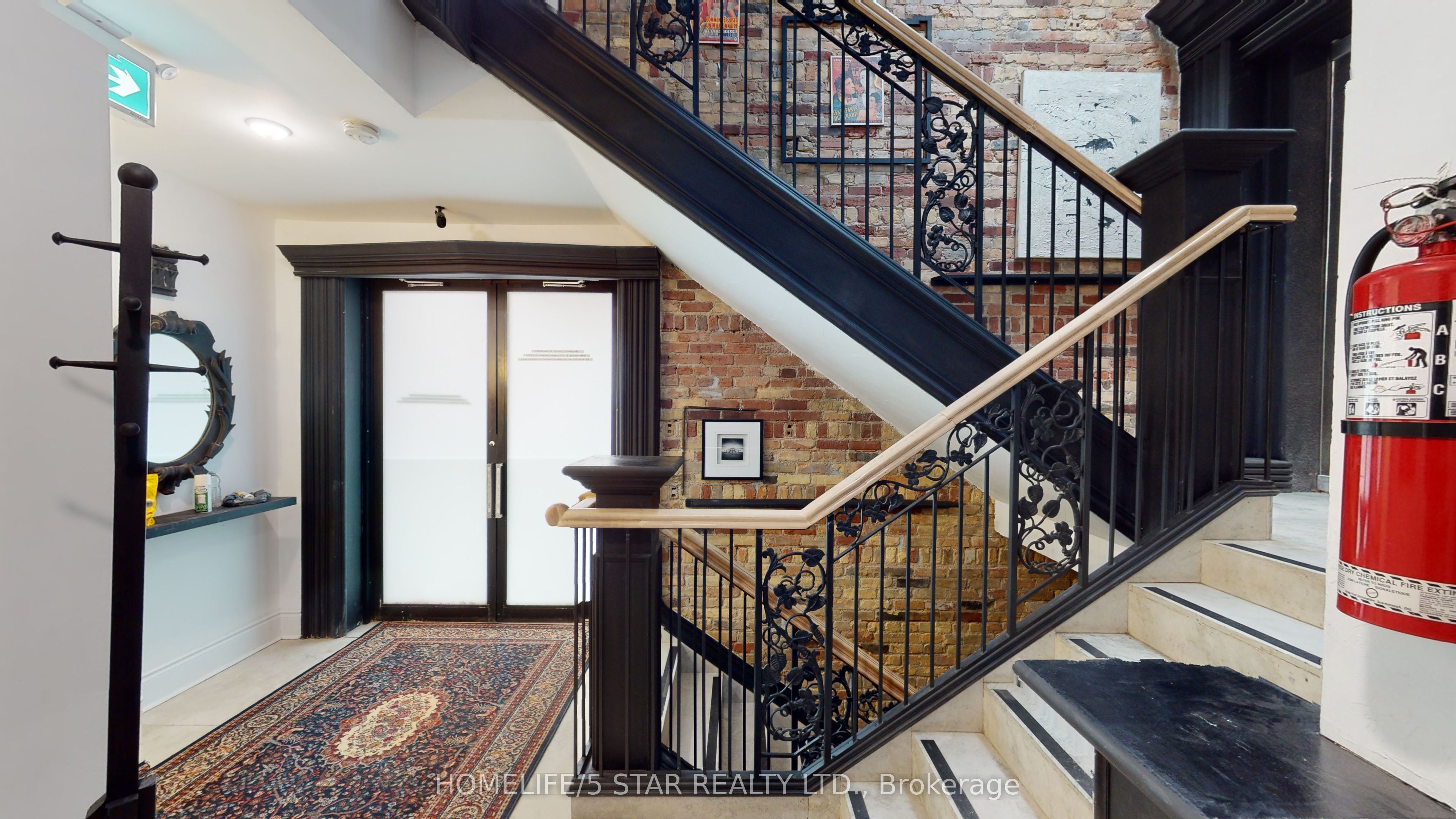 1152 Gerrard Street E 211, Toronto, ON M4L 1Y2