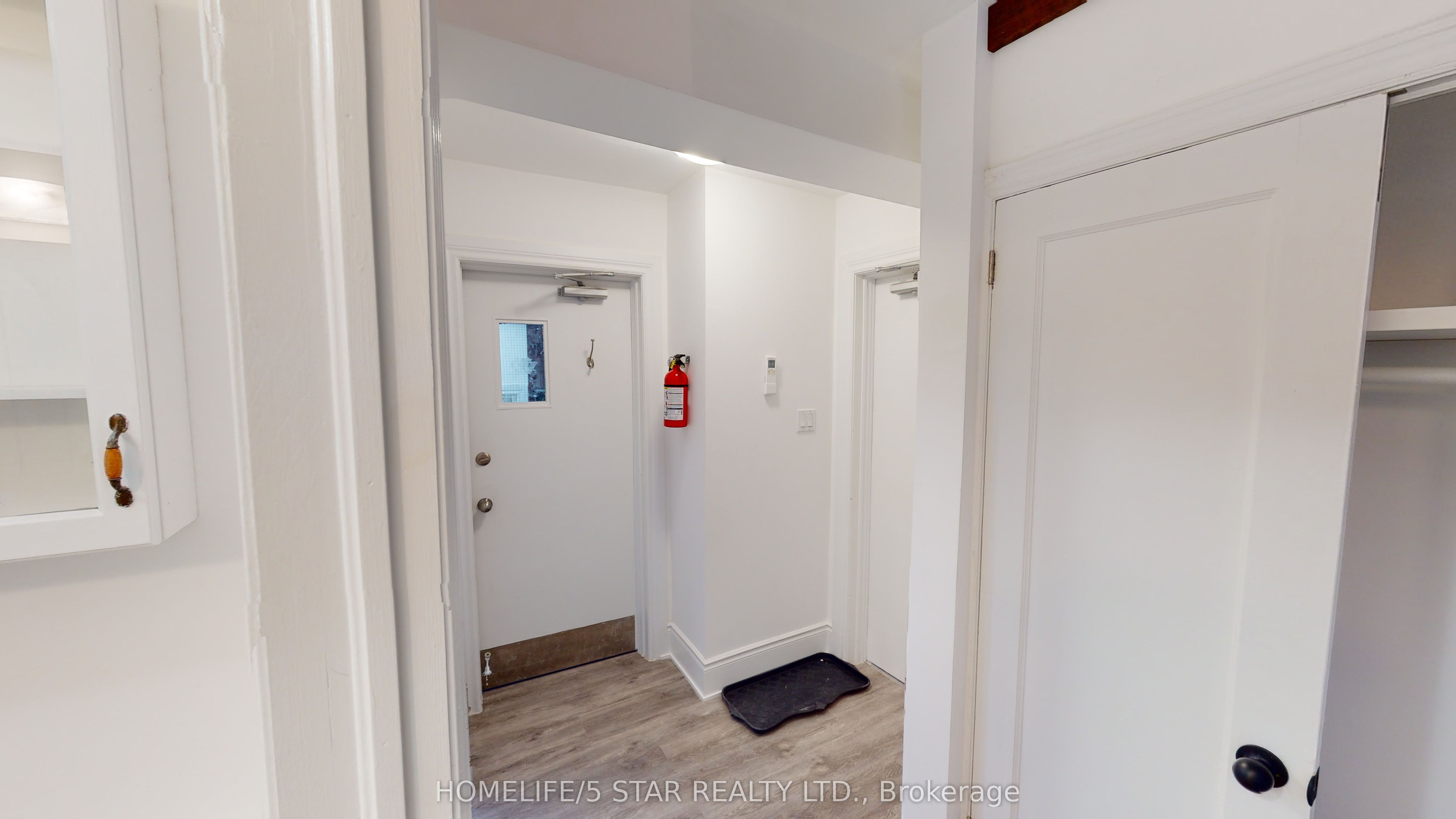 1152 Gerrard Street E 211, Toronto, ON M4L 1Y2 photo 2