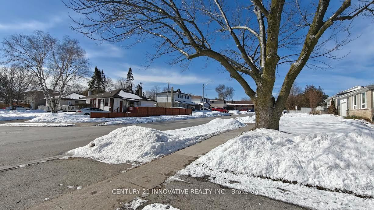 748 Krosno Boulevard, Pickering, ON L1W 1G3 photo 2