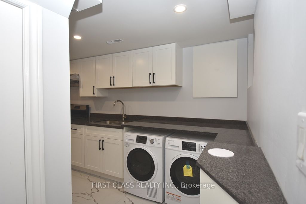 133 Coxwell Avenue E Bsmt, Toronto, ON M4L 3B4 photo 2