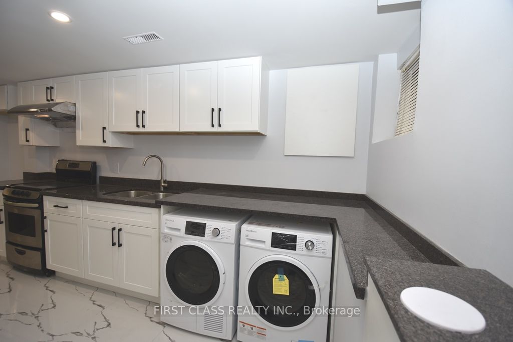 133 Coxwell Avenue E Bsmt, Toronto, ON M4L 3B4 photo 3