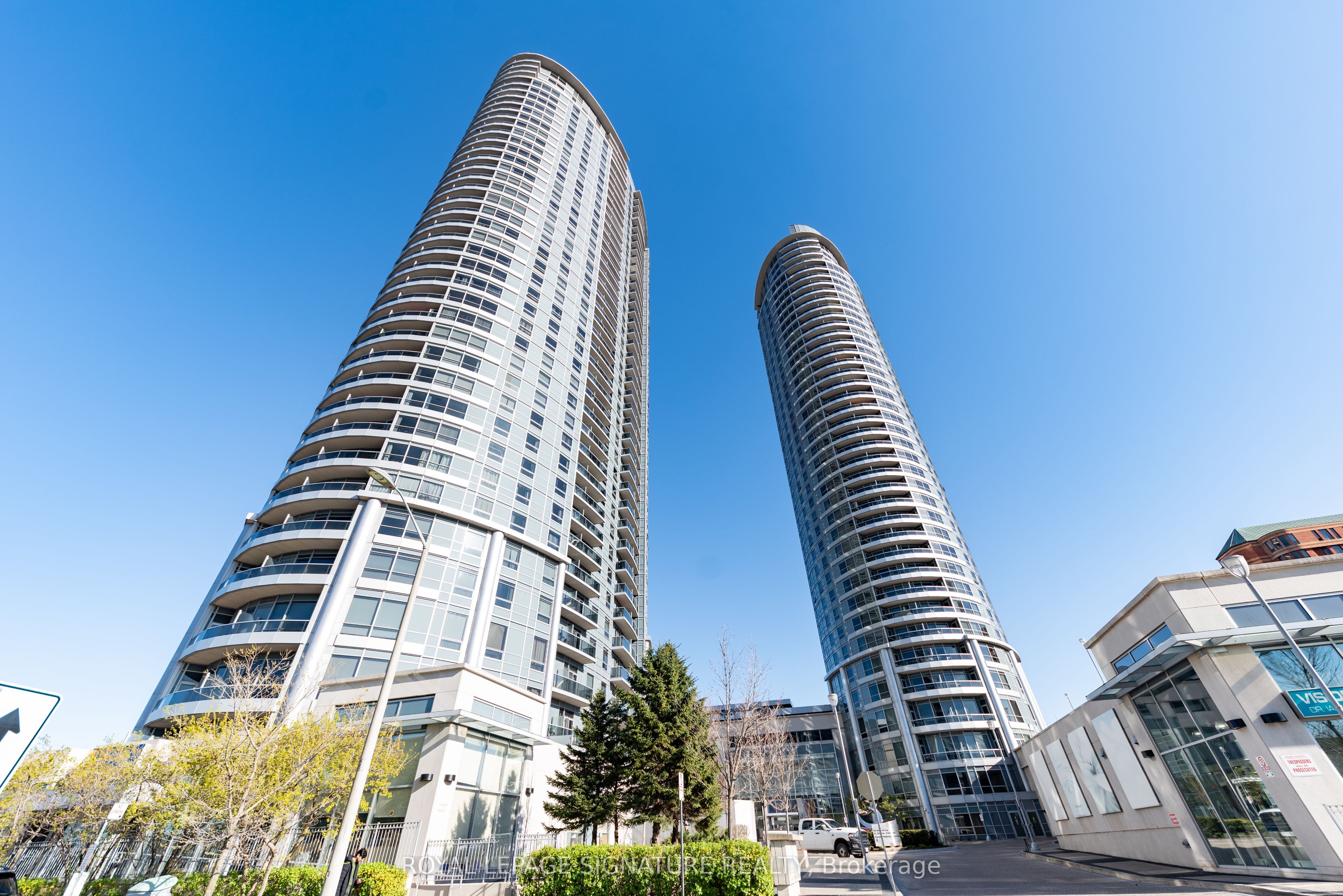 135 Village Green Square 1423, Toronto, ON M1S 0G4