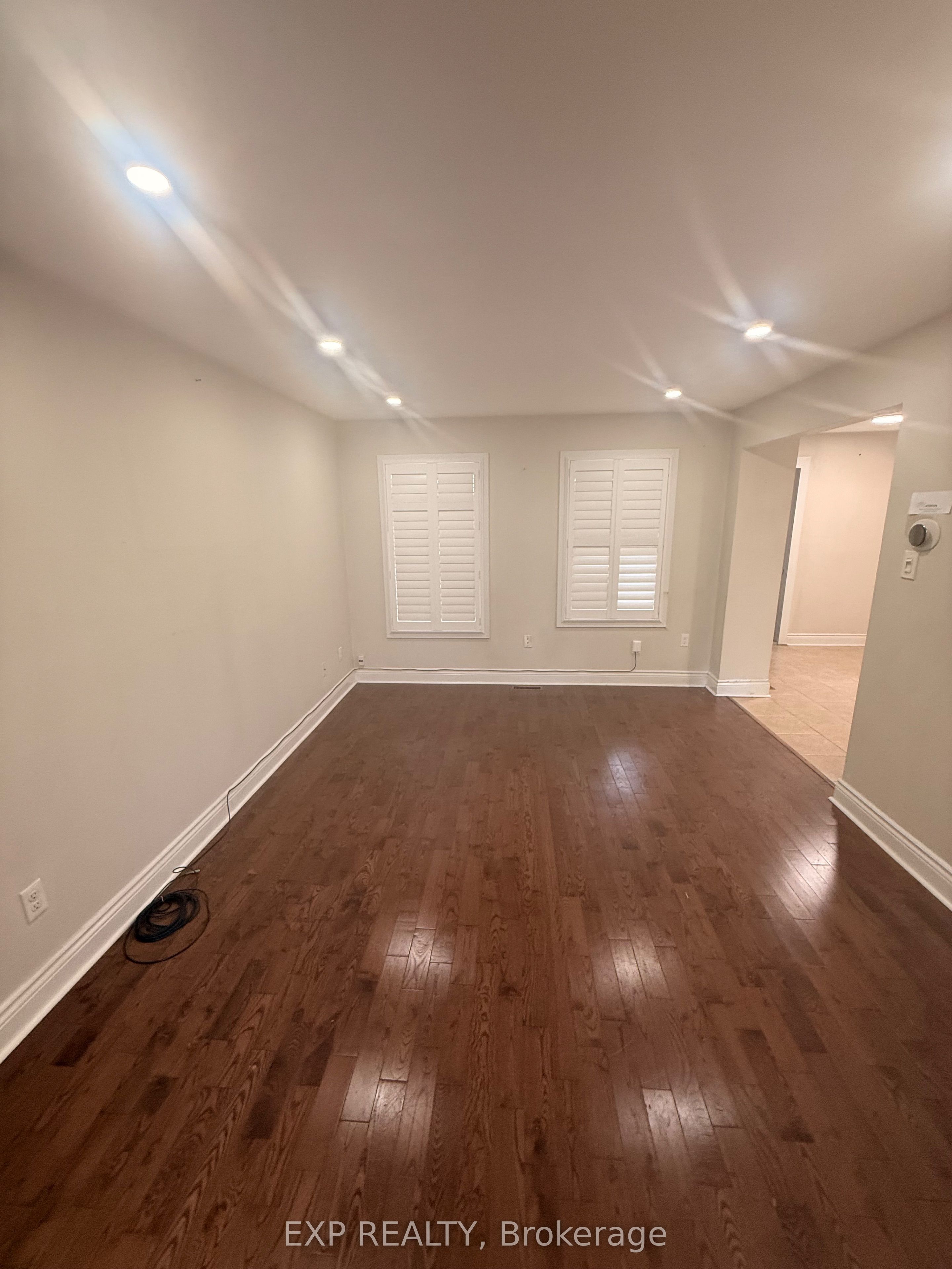 692 Sultana Square, Pickering, ON L1V 3Y3 photo 2