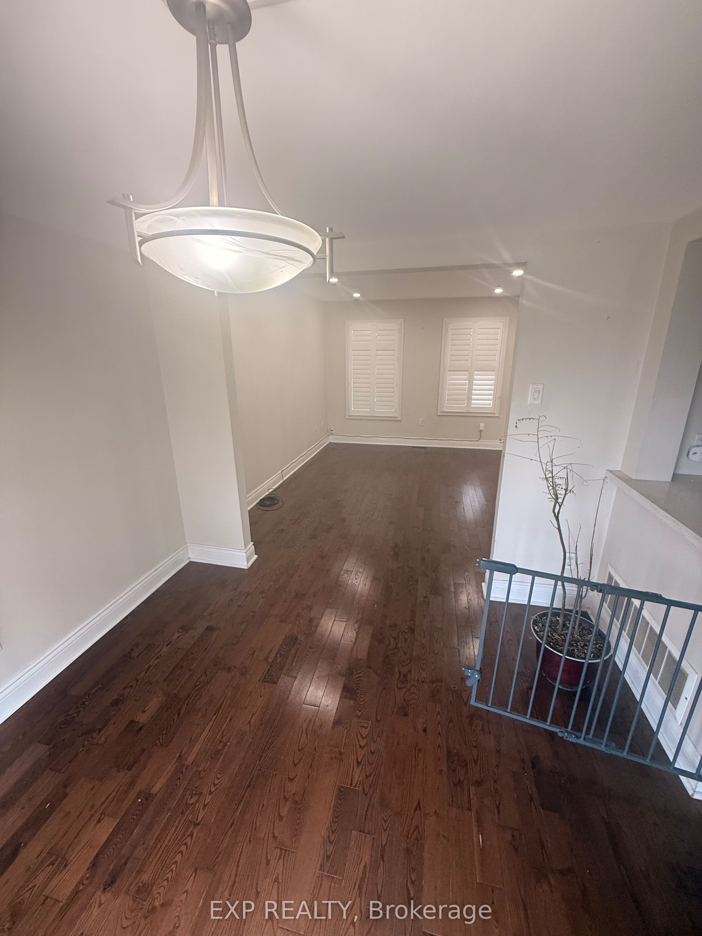 692 Sultana Square, Pickering, ON L1V 3Y3 photo 3
