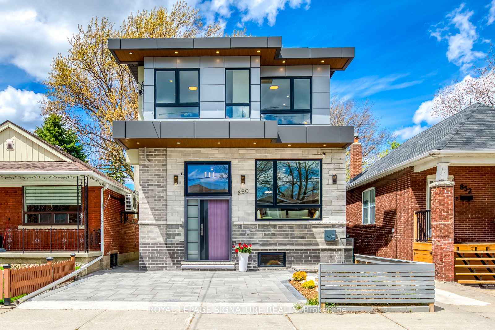 850 Cosburn Avenue, Toronto, ON M4C 2W2