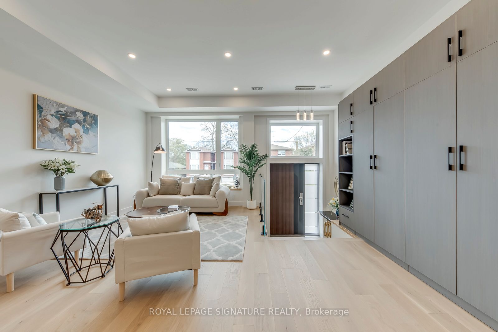 850 Cosburn Avenue, Toronto, ON M4C 2W2 photo 2