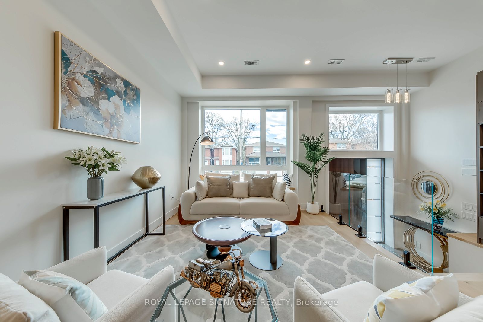 850 Cosburn Avenue, Toronto, ON M4C 2W2 photo 3