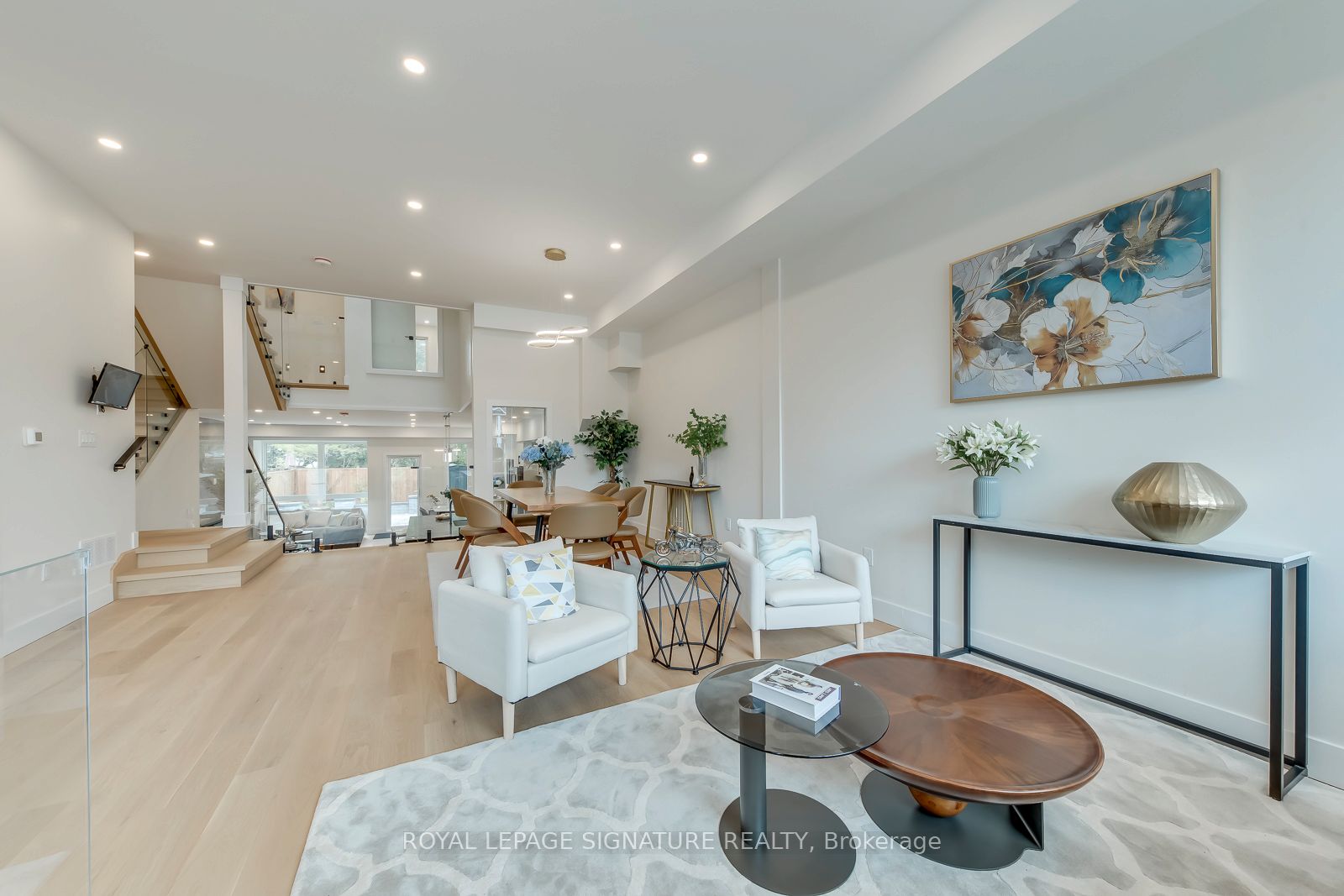 850 Cosburn Avenue, Toronto, ON M4C 2W2 photo 4