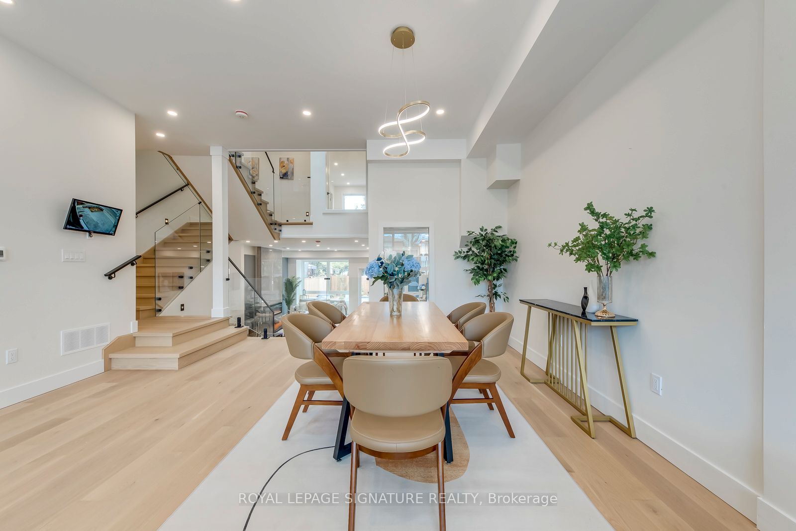 850 Cosburn Avenue, Toronto, ON M4C 2W2 photo 5