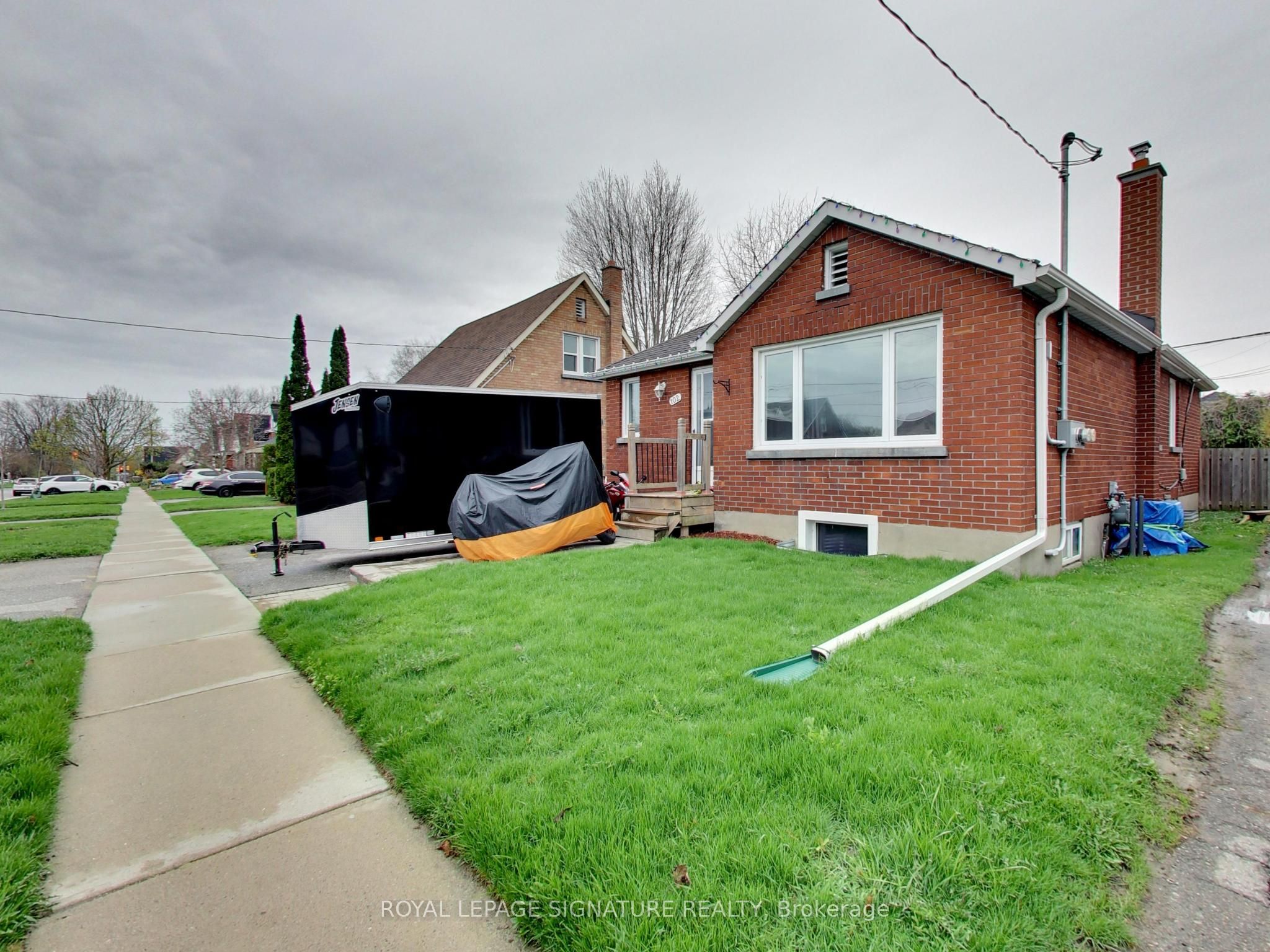 102 Central Park Boulevard N, Oshawa, ON L1G 5Y5 photo 2
