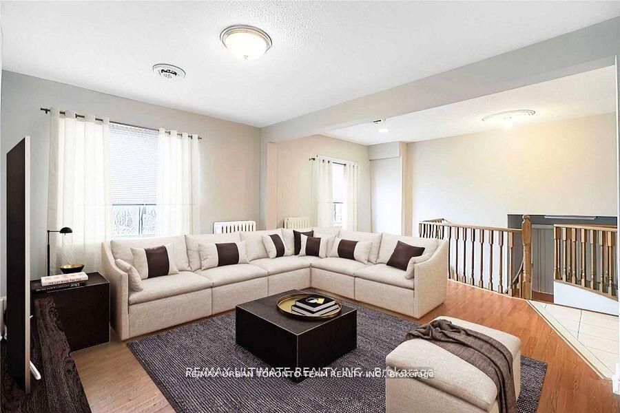745 Coxwell Avenue Upper, Toronto, ON M4C 3C5 photo 3